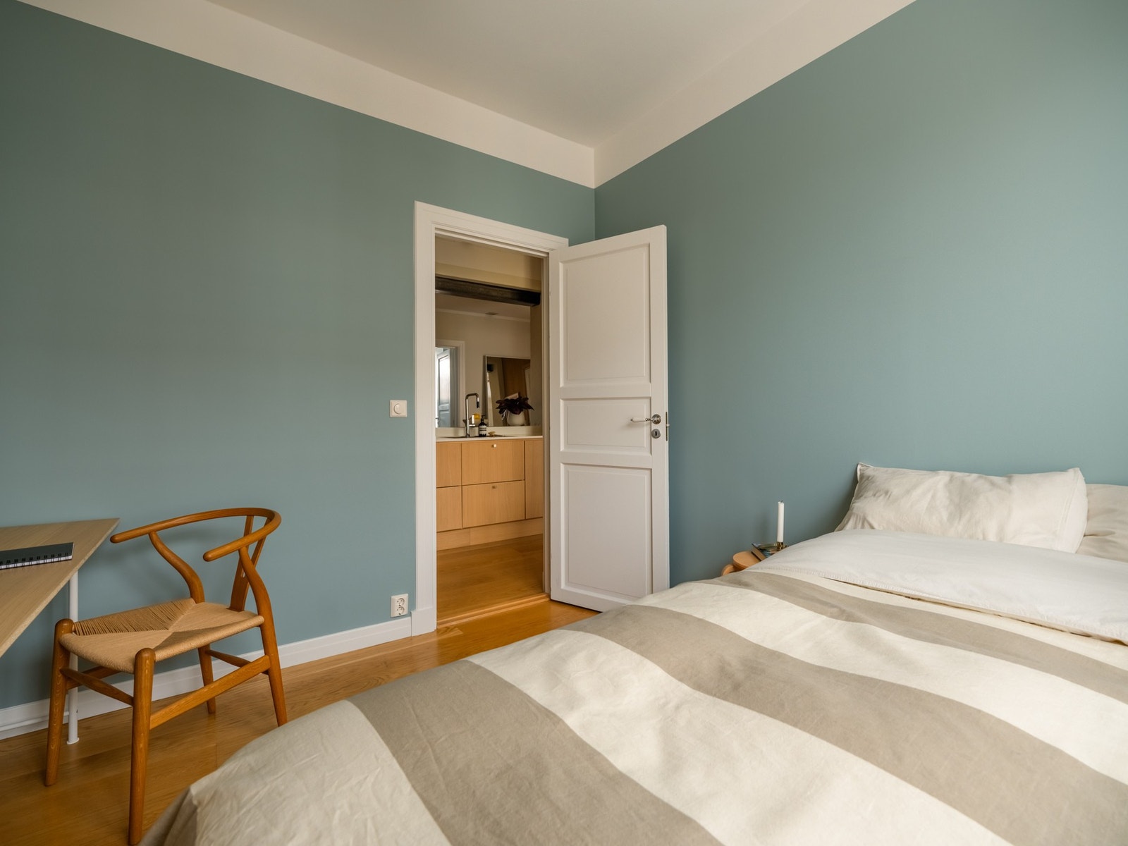 Dersom du har behov for hjemmekontor, passer det også med et skrivebord her. Galleribilde