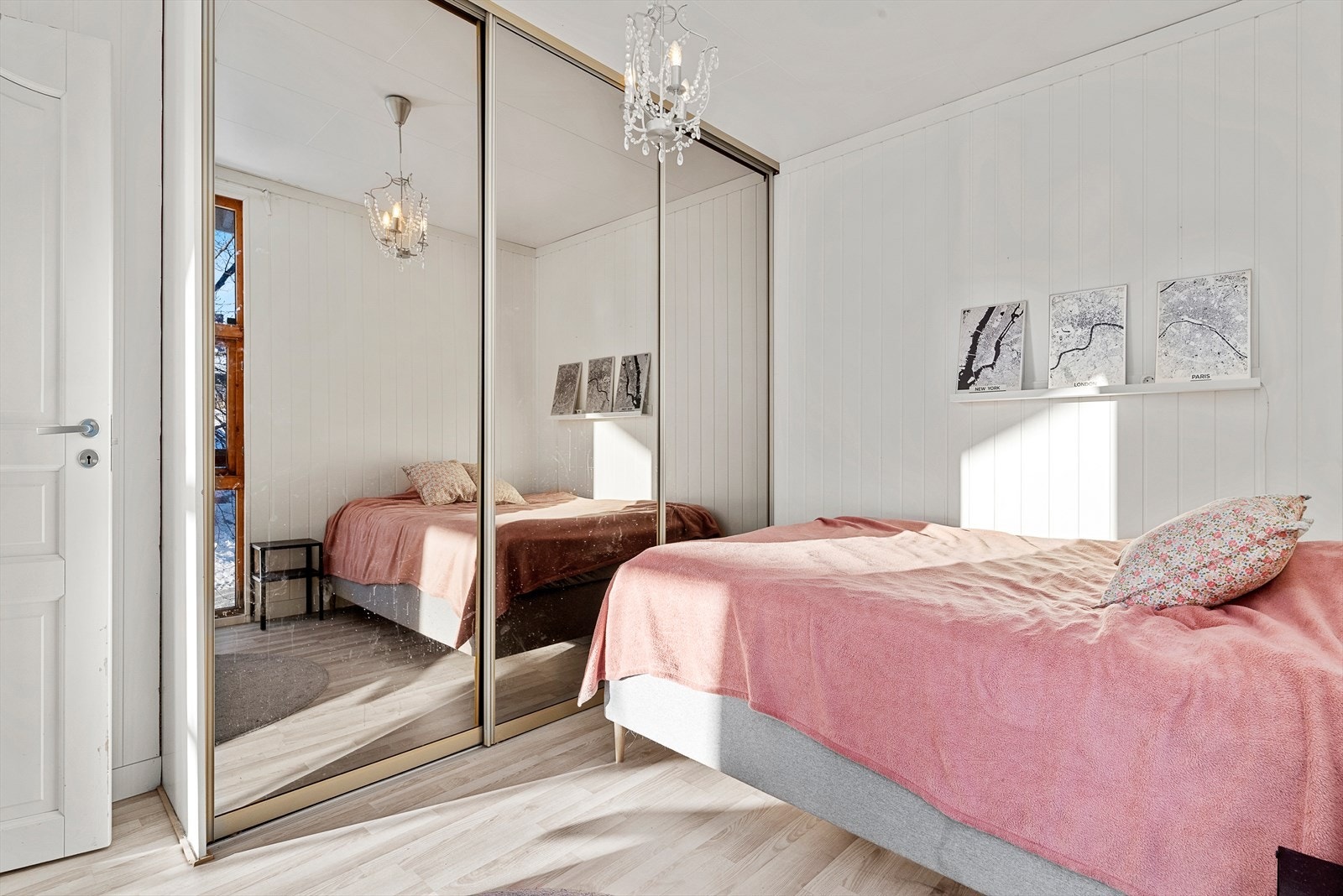 Laminat på gulv og panelplater på vegger, samt en stor skyvedørsgarderobe! Galleribilde