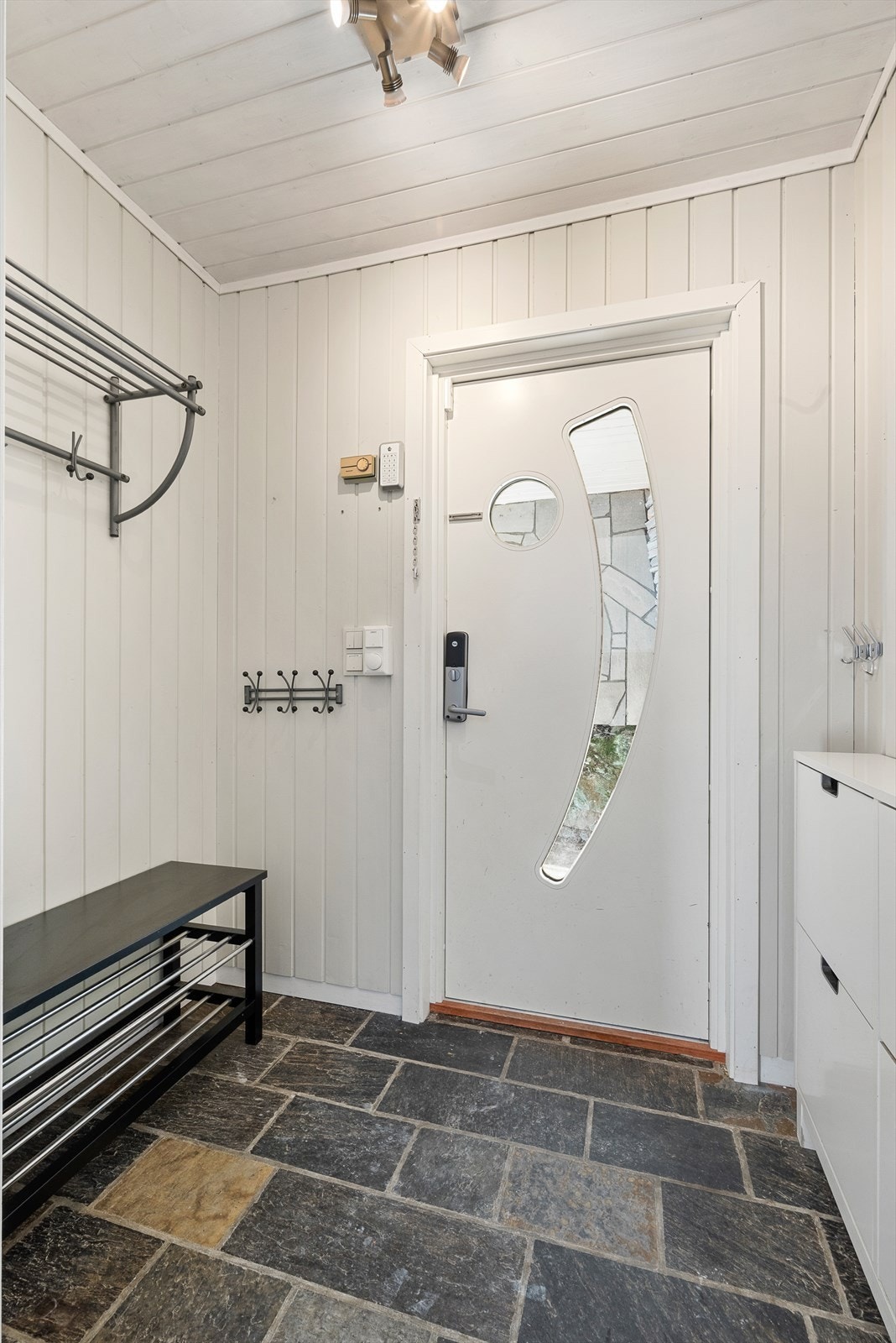 Gang med laminat på gulv og malt panel på vegger. Malt panel i himling og gulvvarme. Galleribilde