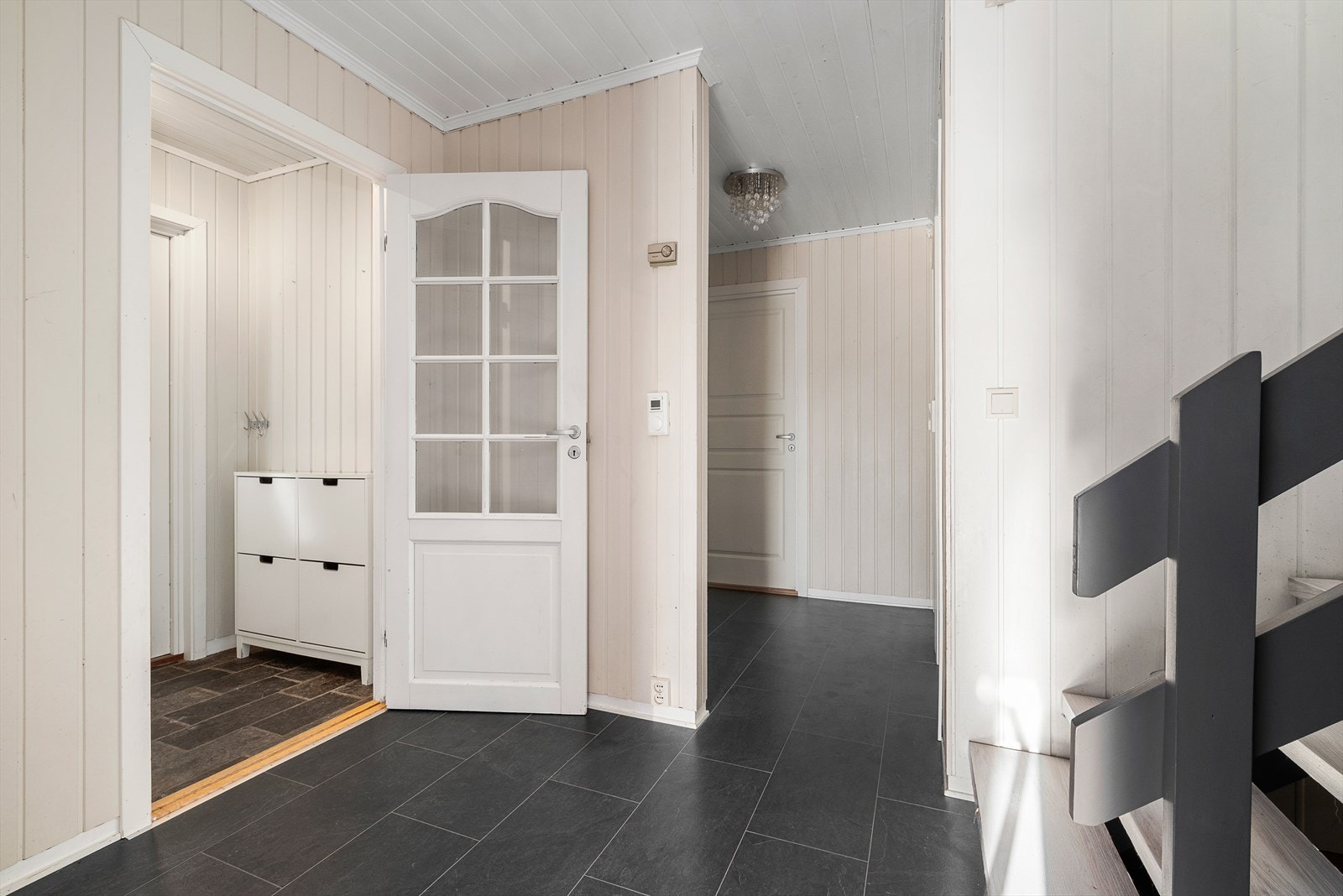 Innbydende gang med gulvvarme Galleribilde