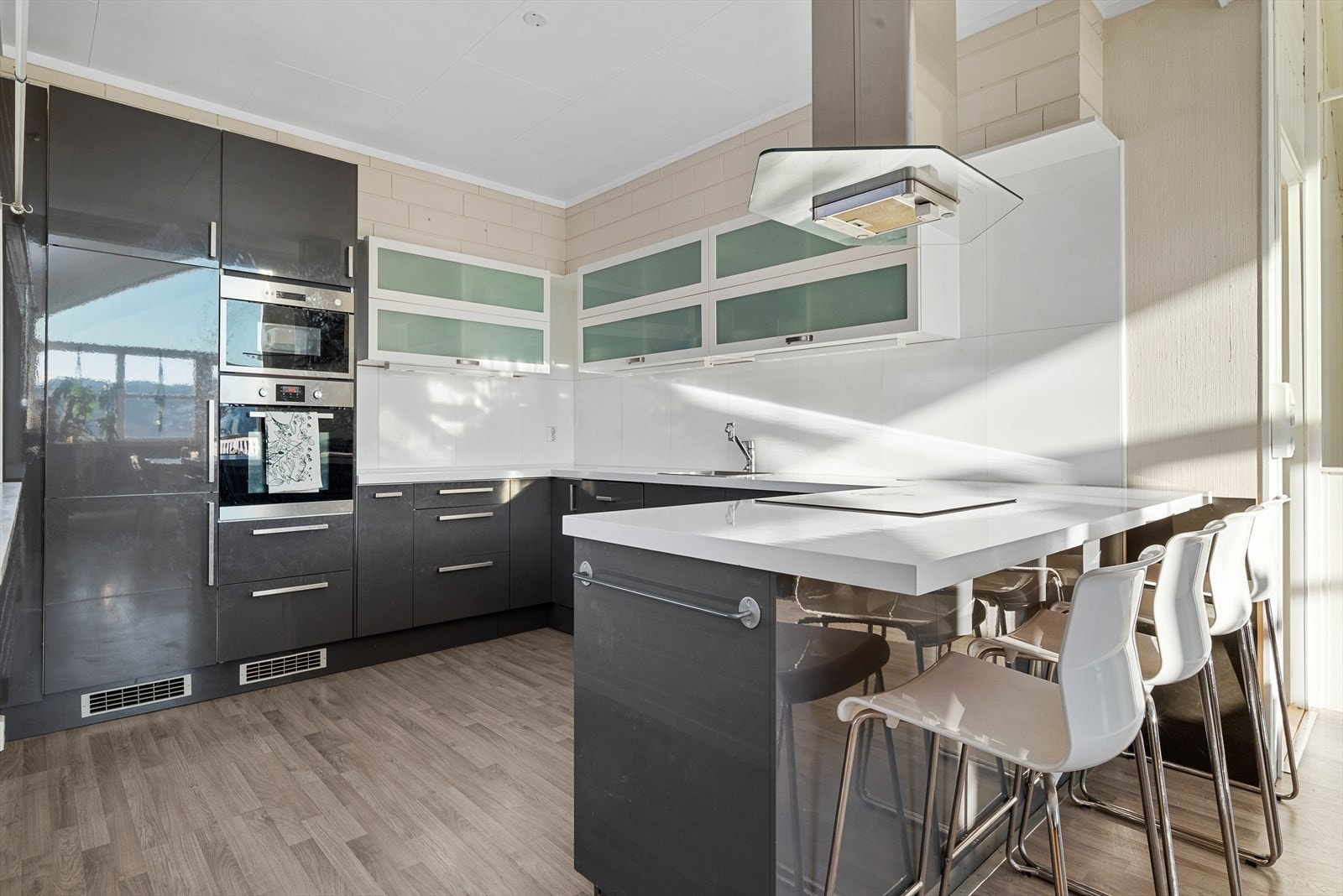 Praktisk kjøkkenøy med sitteplasser Galleribilde