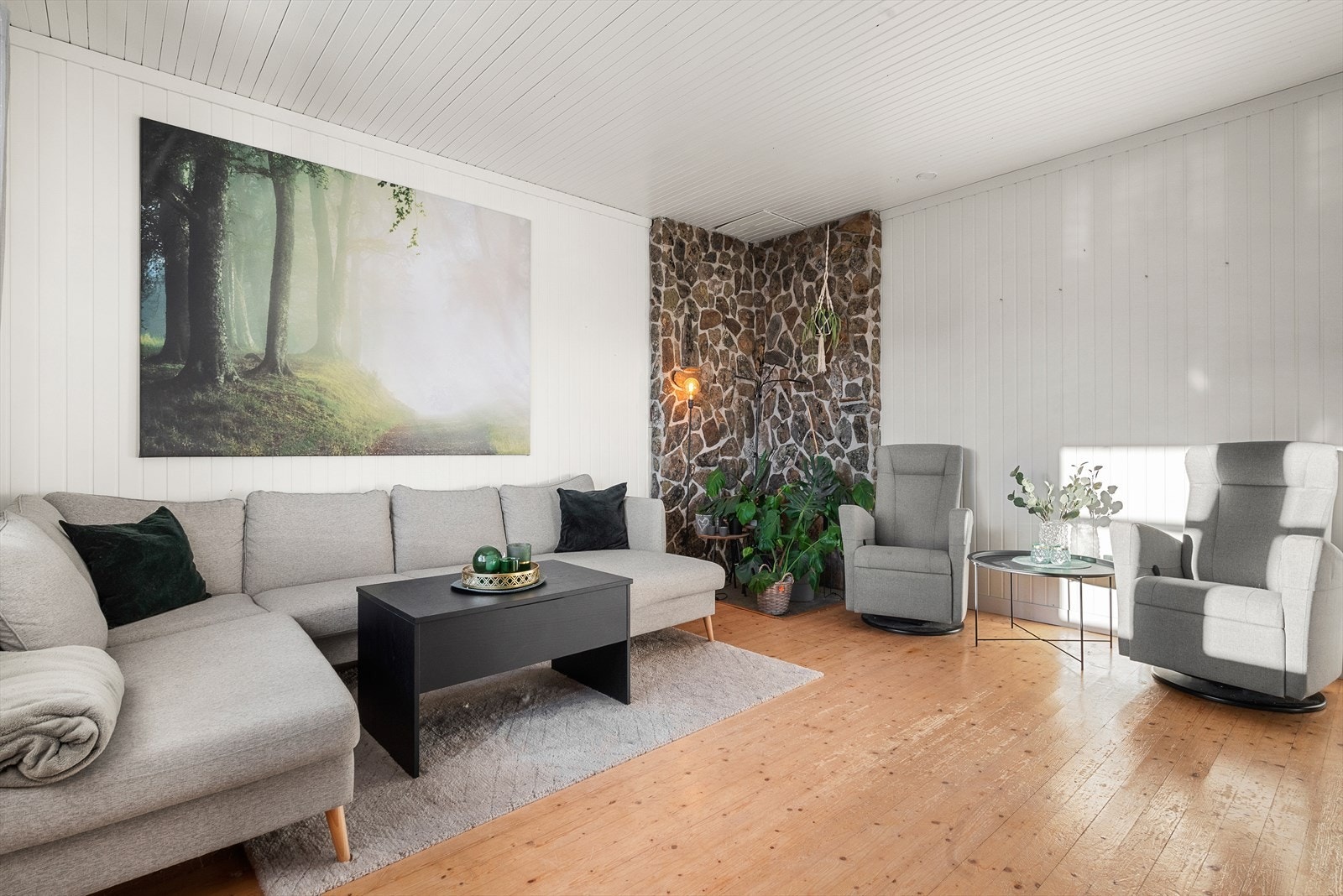 Romslig og innbydende stue Galleribilde