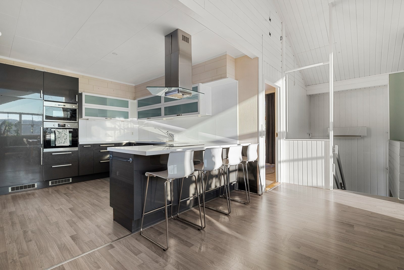 Lyst og moderne kjøkken med åpen løsning Galleribilde