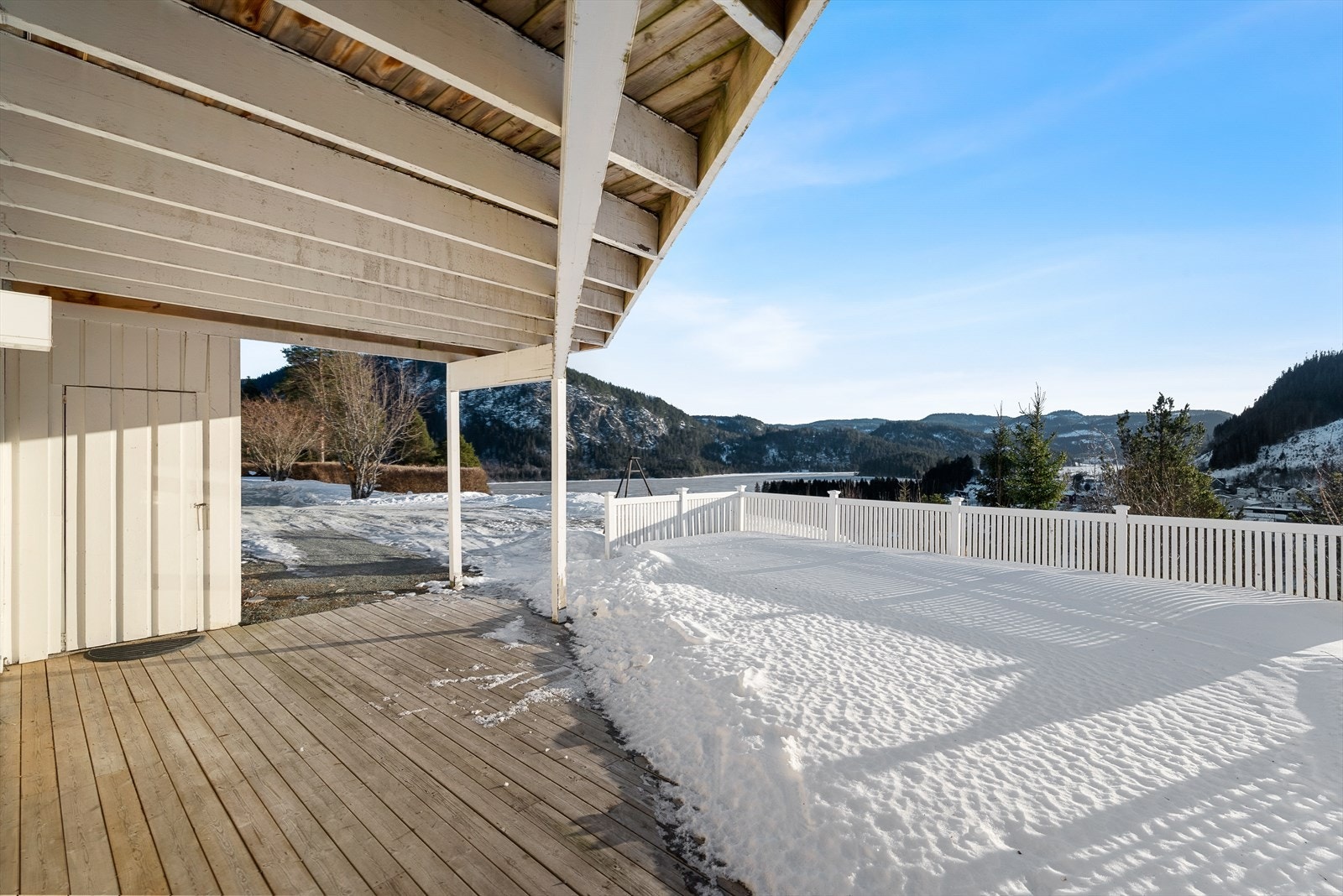 Stor terasseflate med enorme muligheter for møblering Galleribilde