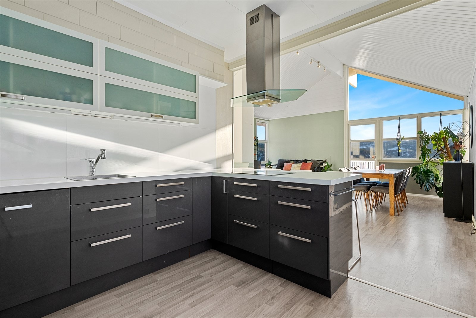 Store vindusflater som slipper inn rikelig med dagslys Galleribilde