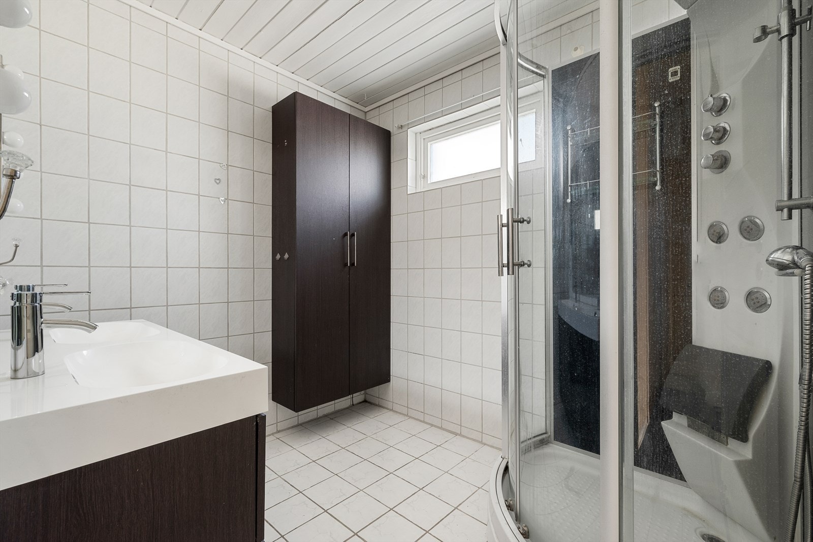 Utstyrt med dusjhjørne, servantskap og naturlig avtrekk Galleribilde