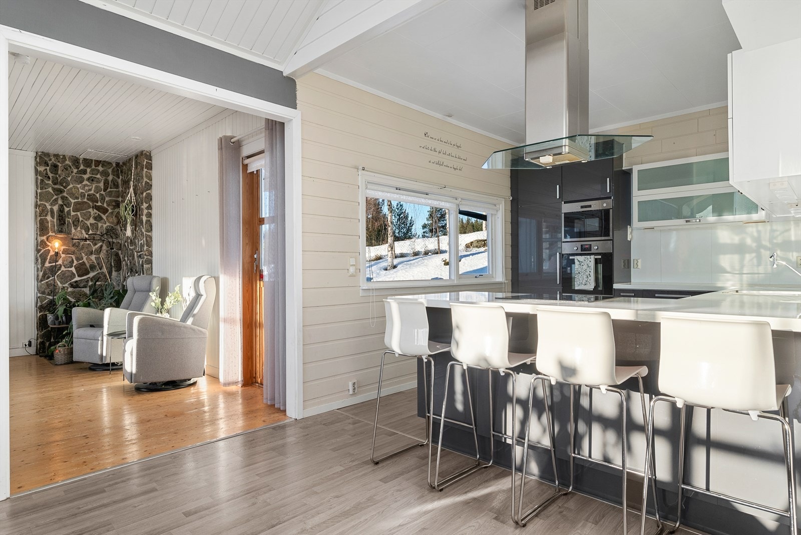 Det er integrert kjøl/fryseskap, stekeovn, mikrobølgeovn, platetopp og oppvaskmaskin Galleribilde