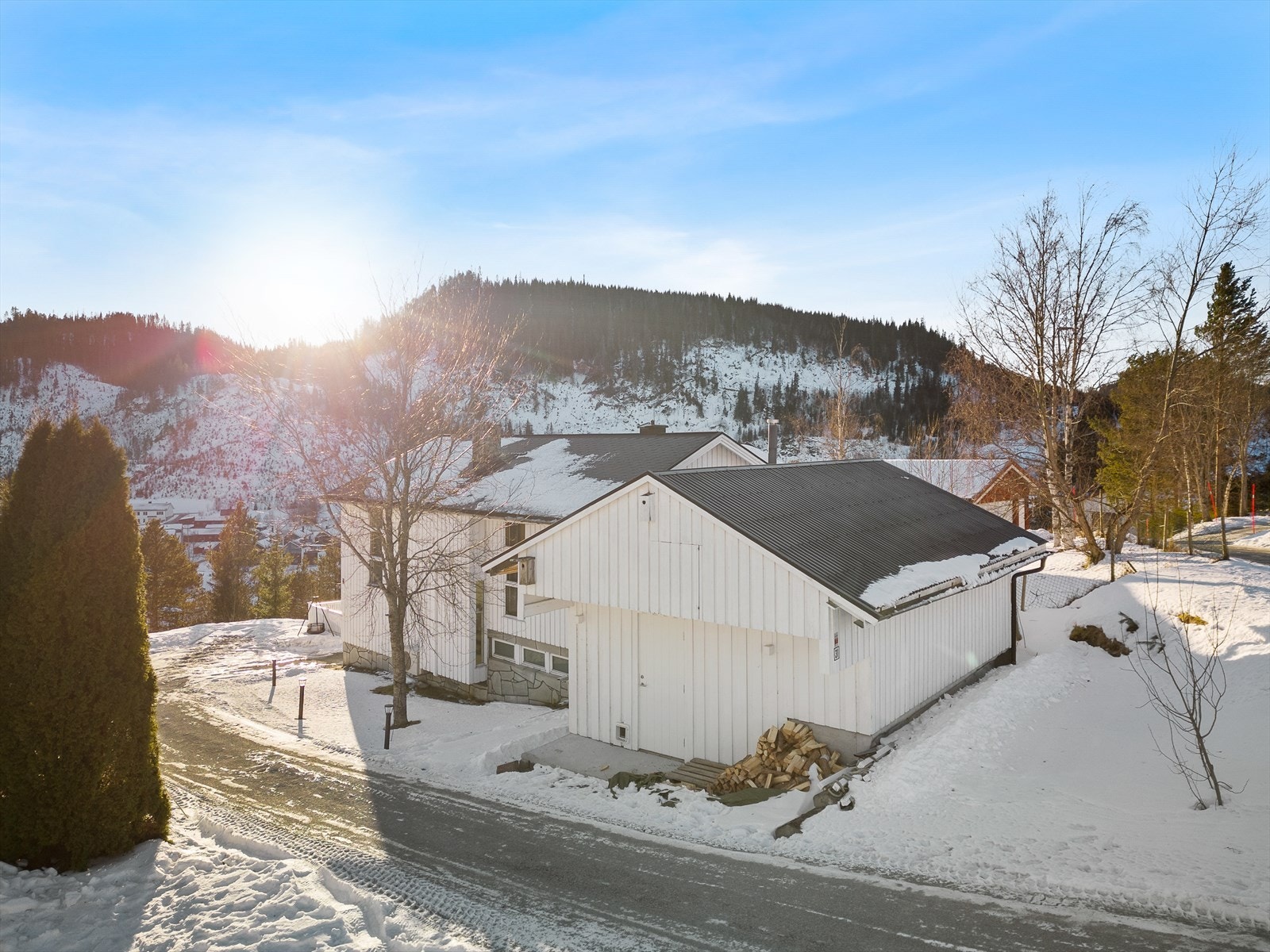 Fra eiendommen er det kort veg til skole, barnehage, idrettsanlegg, turområder, butikk og ulike servicetilbud Galleribilde