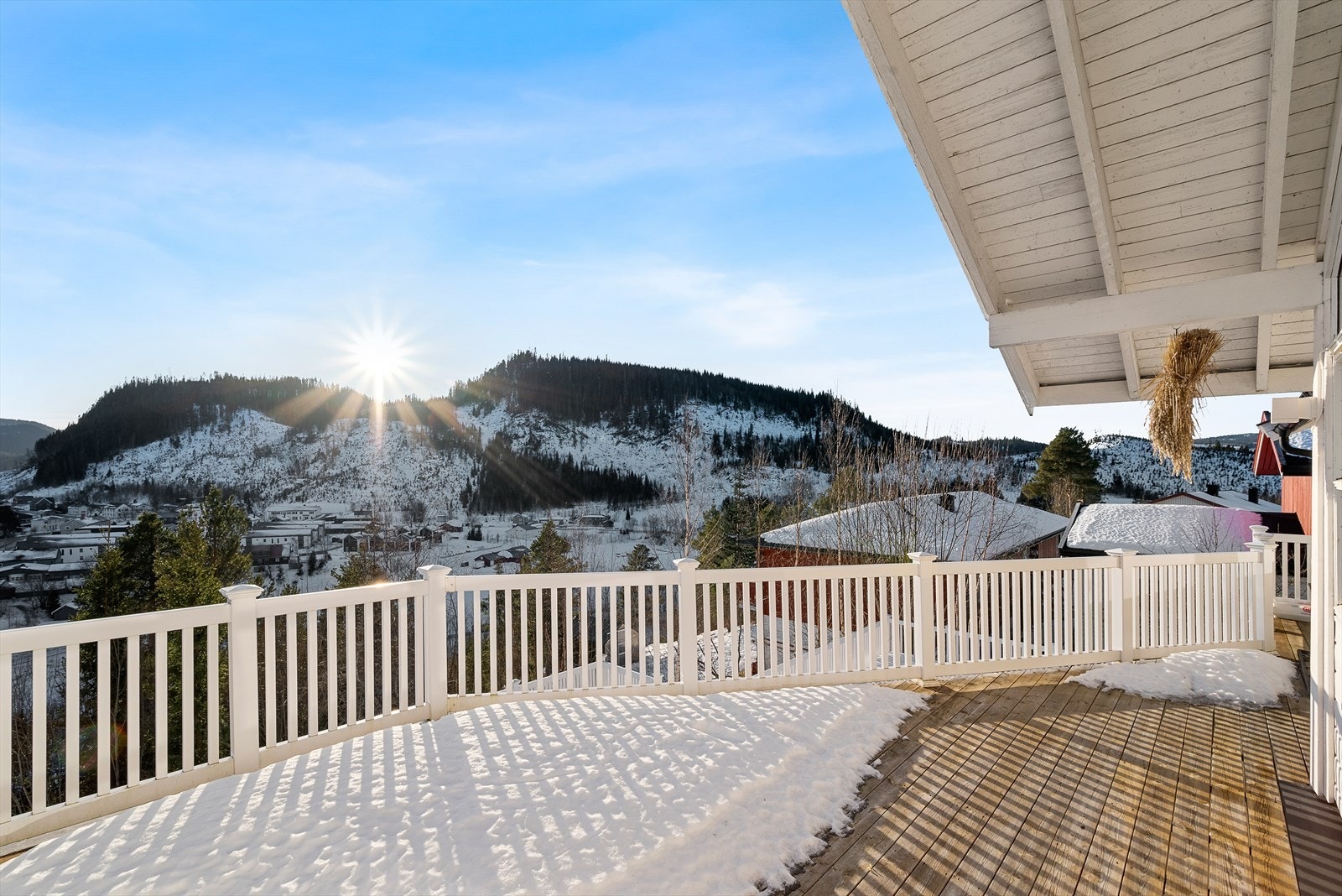 Boligen består av bl.a. 3 soverom, stue, kjøkken og spisestue på 51 kvm, bad, vaskerom, toalett og boder Galleribilde