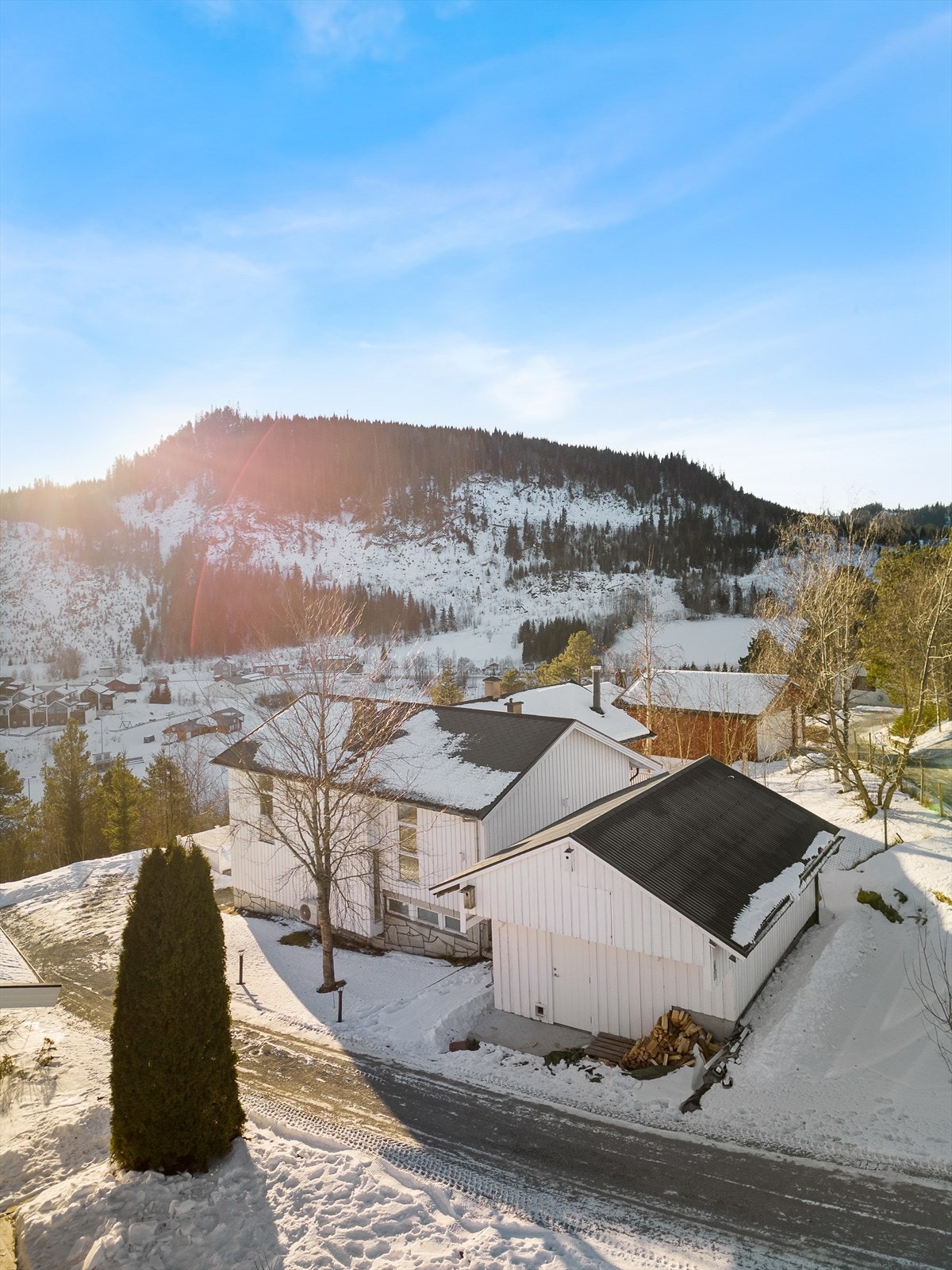 Dagligvarehandelen kan gjøres på Coop Prix (Som nettopp er ombygd). Butikken ligger i Korsvegen sentrum, ca. 500 m fra eiendommen. Her finner du også pizzeria, bank, post i butikk, bensinpumper og frisør Galleribilde
