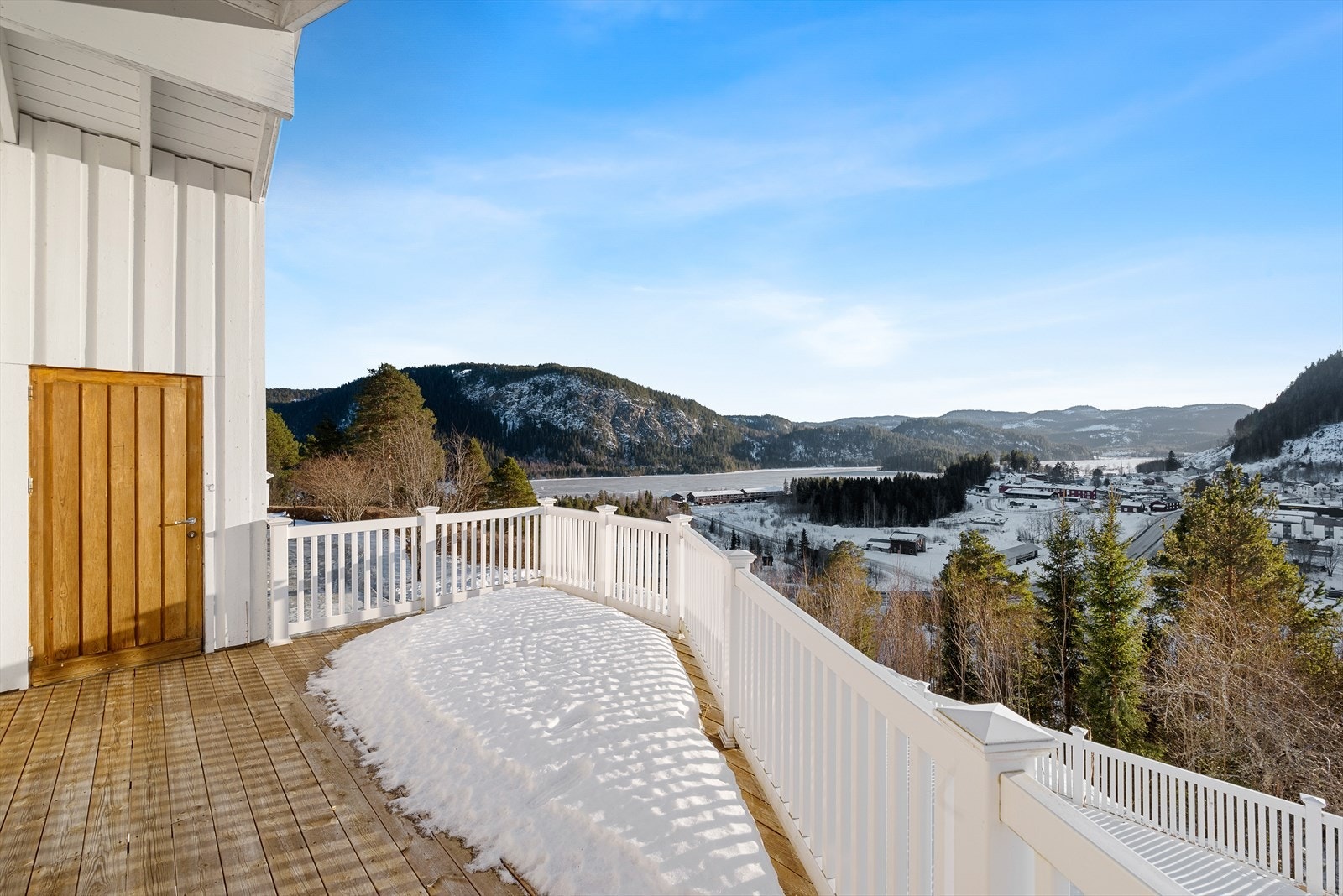 Tomten er romslig og gir gode uteoppholdsarealer, og boligen har en praktisk planløsning med sokkeletasje som gir fleksible bruksområder Galleribilde