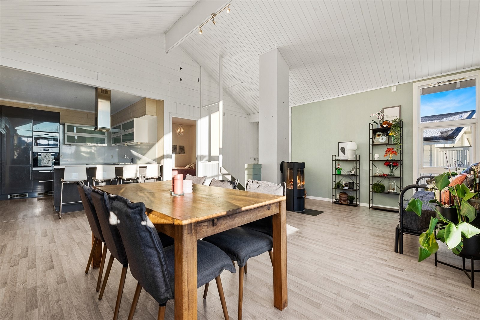 God takhøyde som gir en god atmosfære i rommet Galleribilde