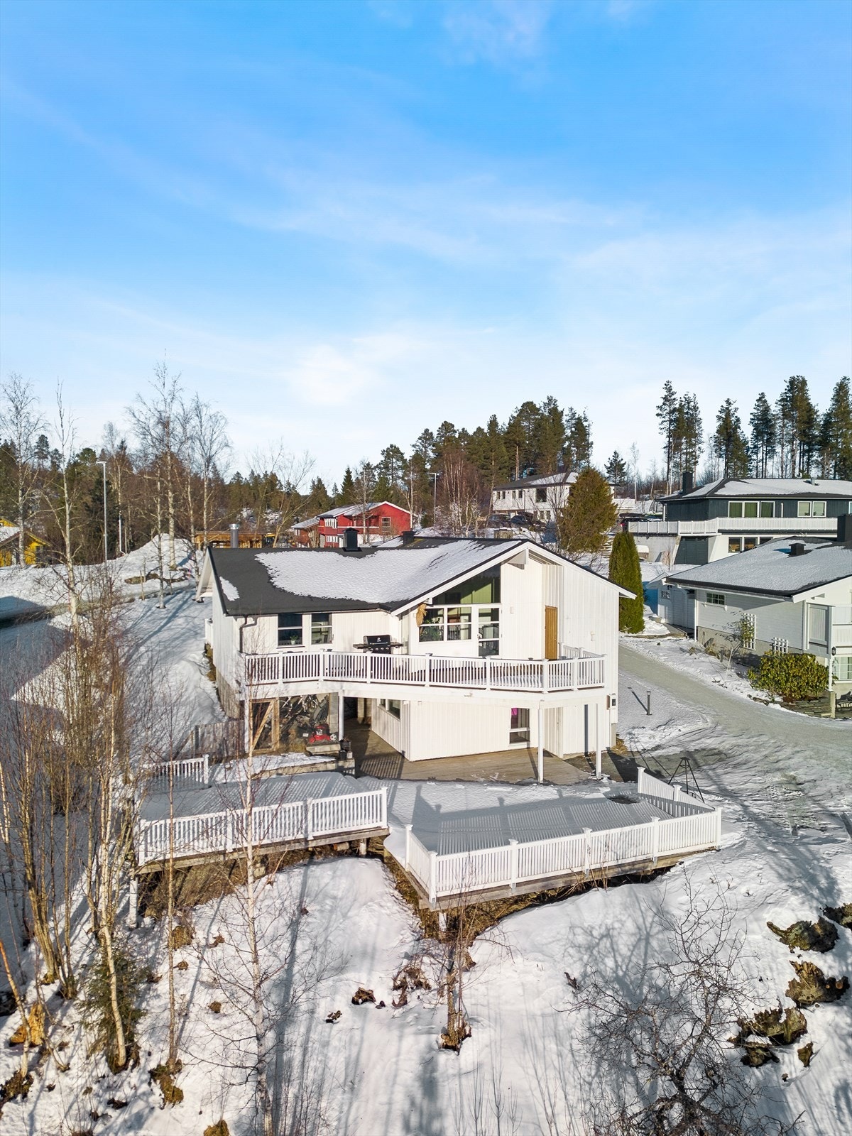 Sør-vest vendt terrasse som byr på gode solforhold gjennom ettermiddag/kveld Galleribilde