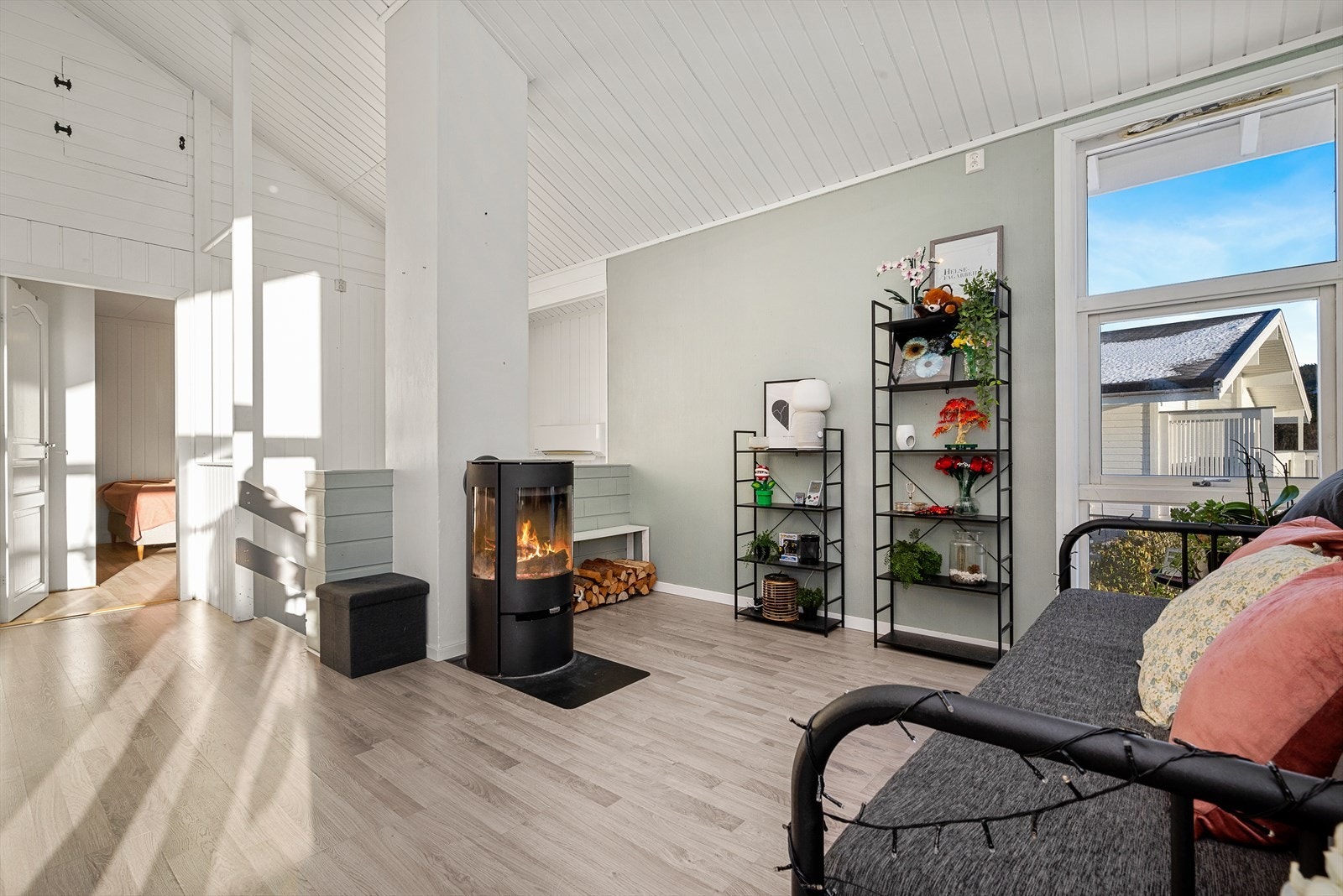 Hoveddelen har en romslig spisestue/kjøkkendel på hele 51kvm! Galleribilde