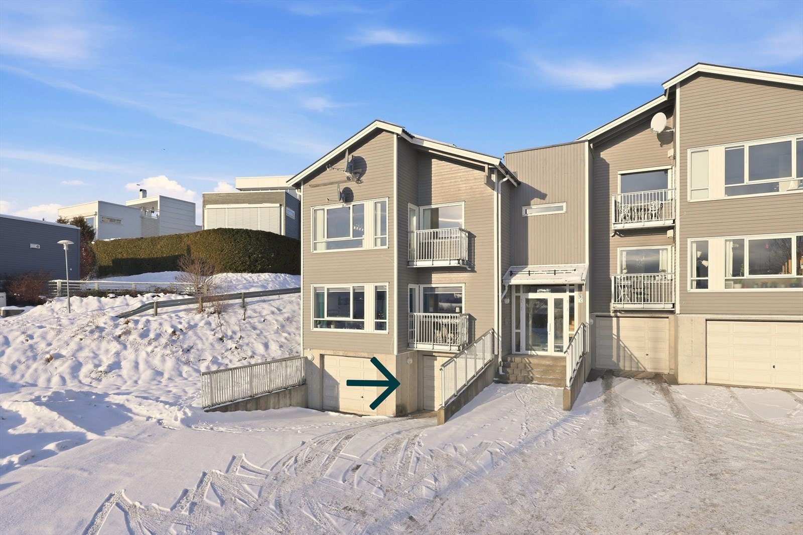 Parkering i garasje med innvendig trappeadkomst Galleribilde