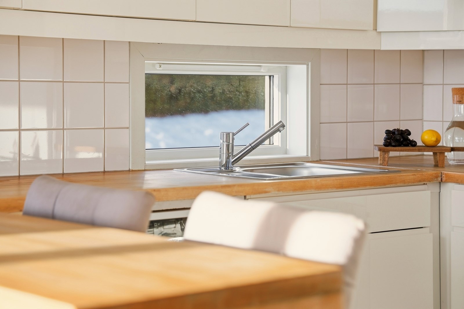 Praktisk barløsning etablert som en forlengelse av kjøkkenbenken, med sitteplass for to Galleribilde