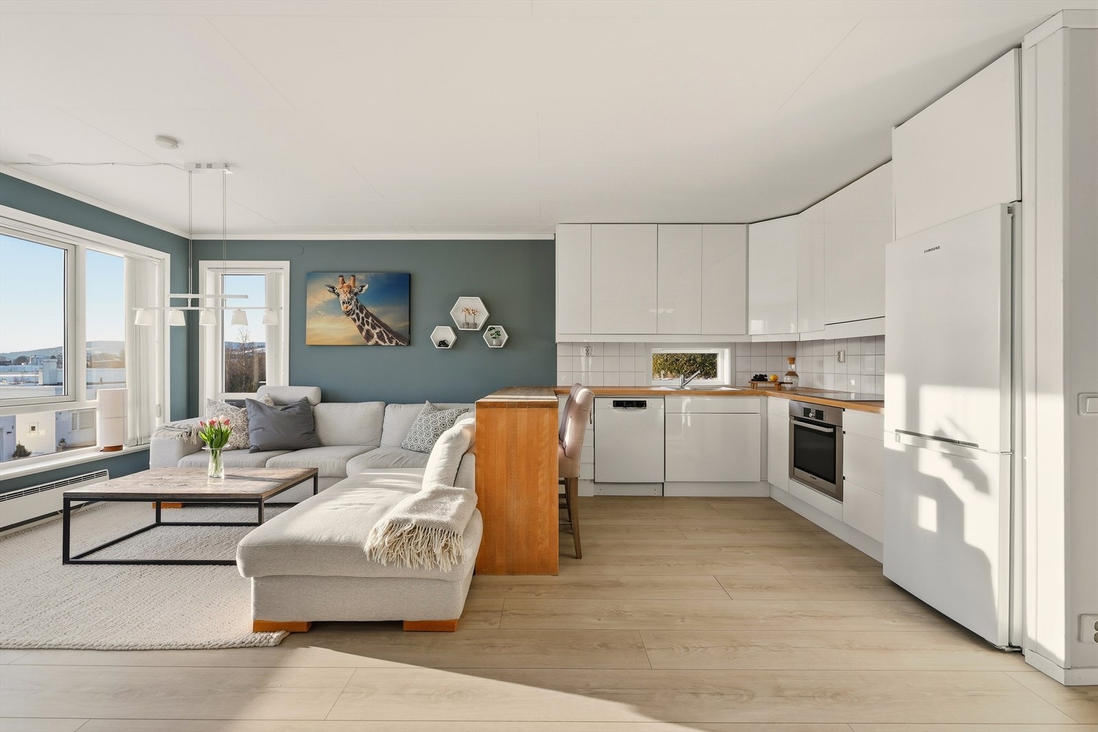 Oppholdsrommet har fine overflater med 1-stavs laminat og malte vegger Galleribilde