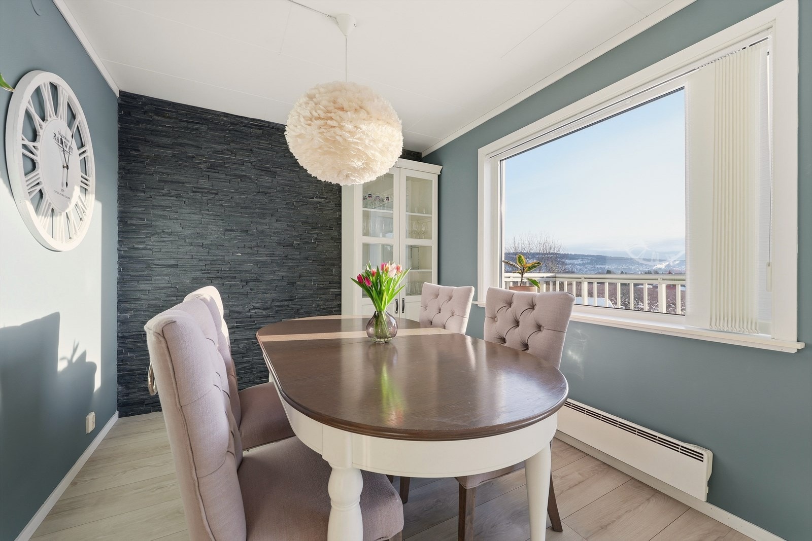 Spisestue med god plass til spisegruppe og tilhørende møblement Galleribilde