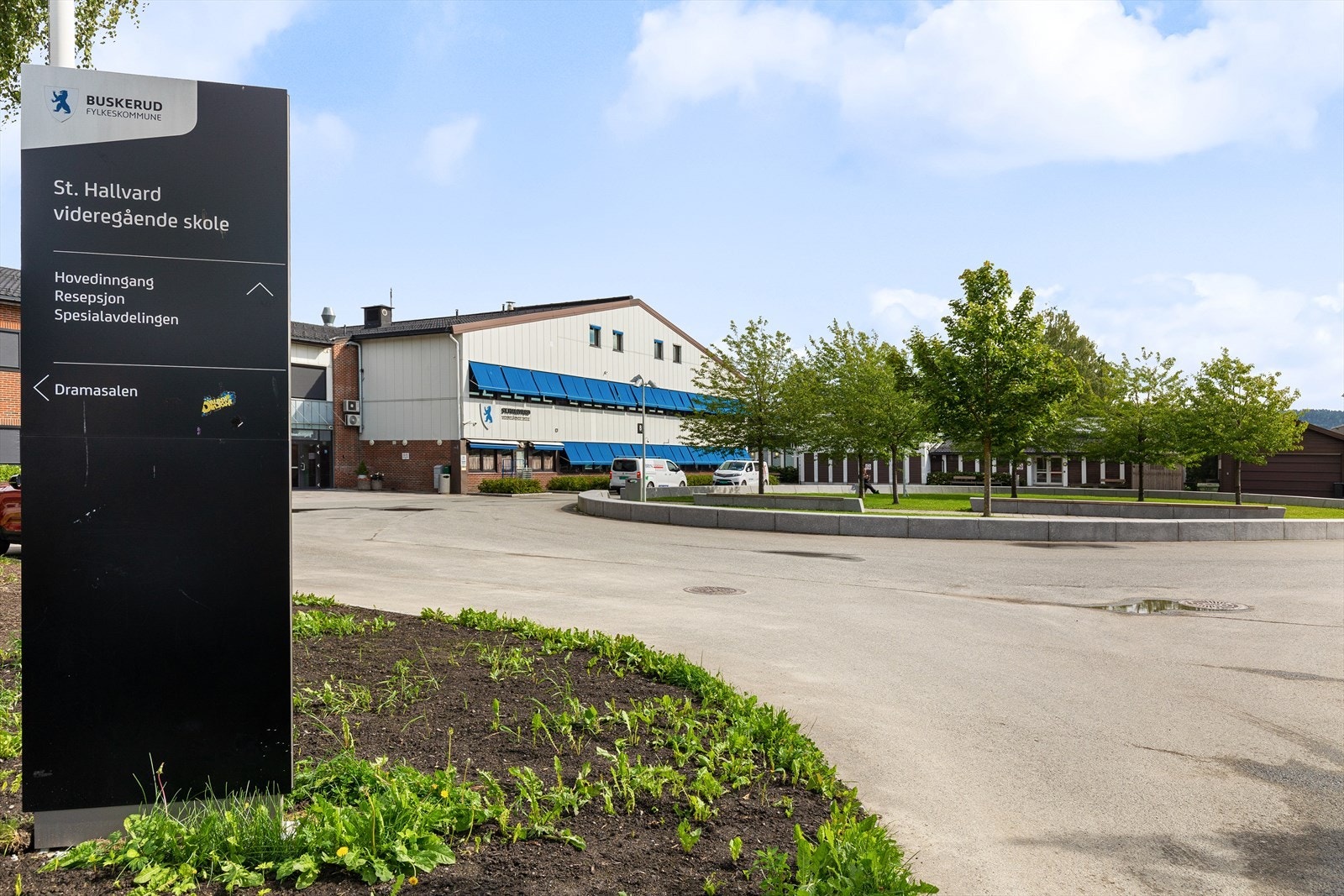 St. Hallvard videregående skole ligger i mellom Reistad arena og Høvik barne- og ungdomsskole. Galleribilde