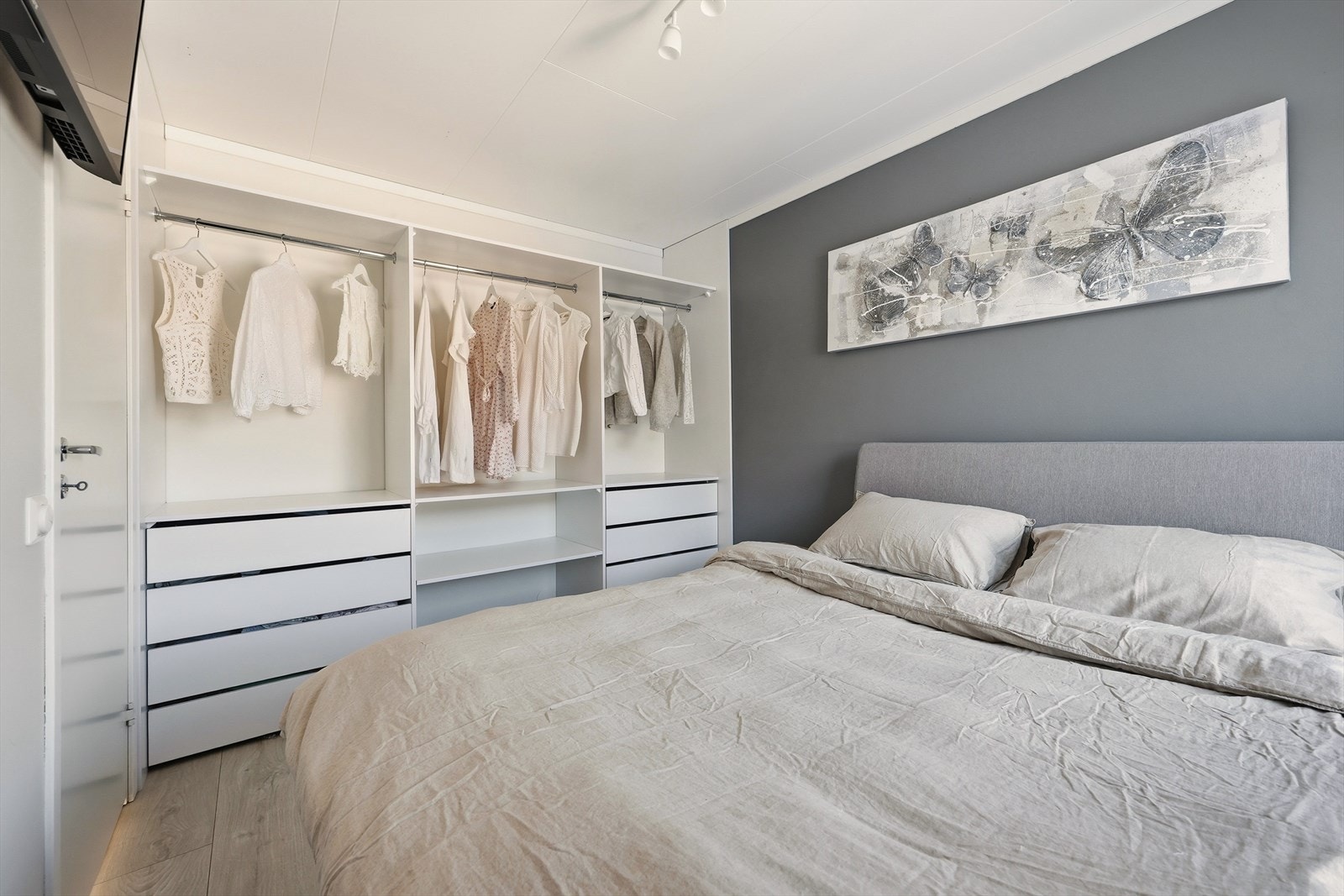 God plass til dobbeltseng og stor åpen garderobeløsning Galleribilde