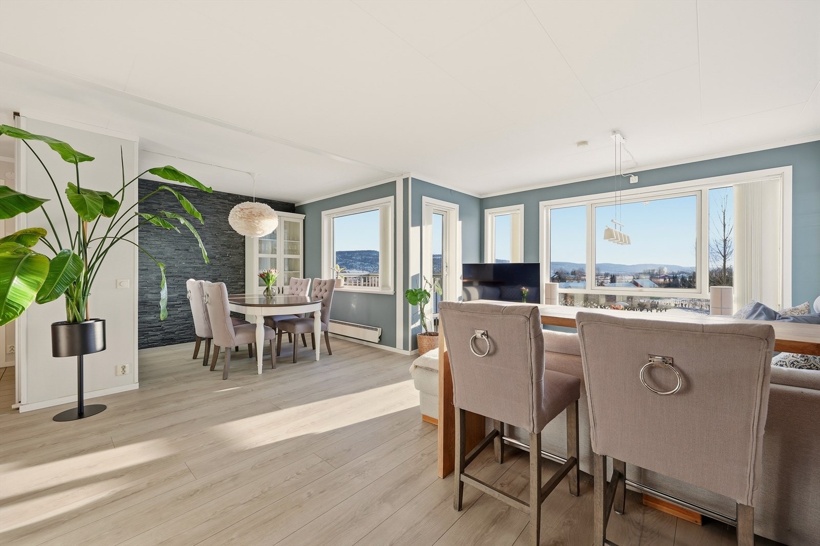 Dette er en lys og fin 3-roms leilighet med god intern beliggenhet i byggets 2. etasje Galleribilde