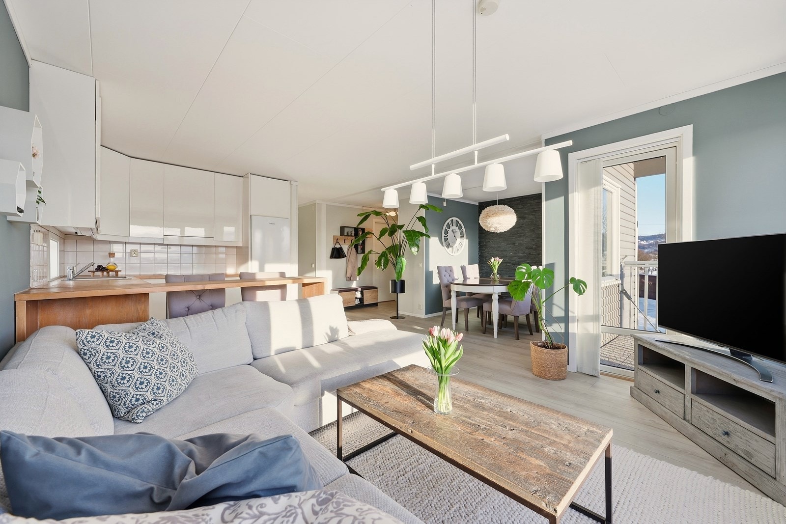 Åpen stue-/kjøkkenløsning bidrar til et sosialt og hyggelig oppholdsrom Galleribilde