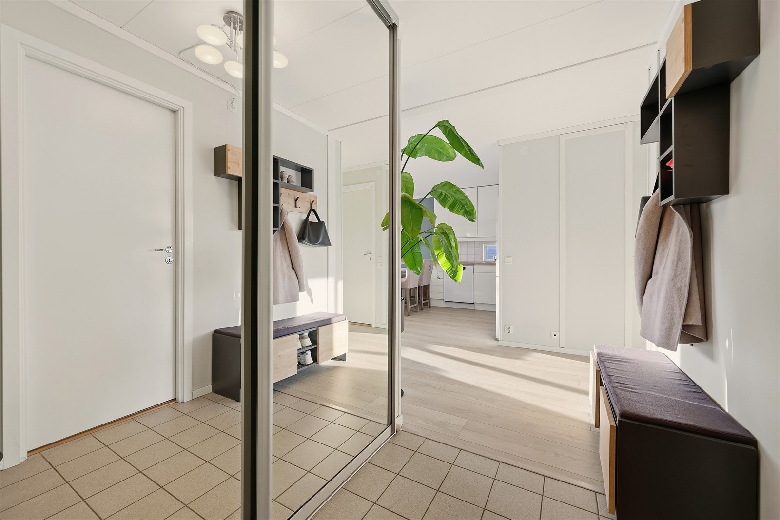 Praktisk entré med flislagt gulv og varmekabler, samt stor skyvedørsgarderobe Galleribilde