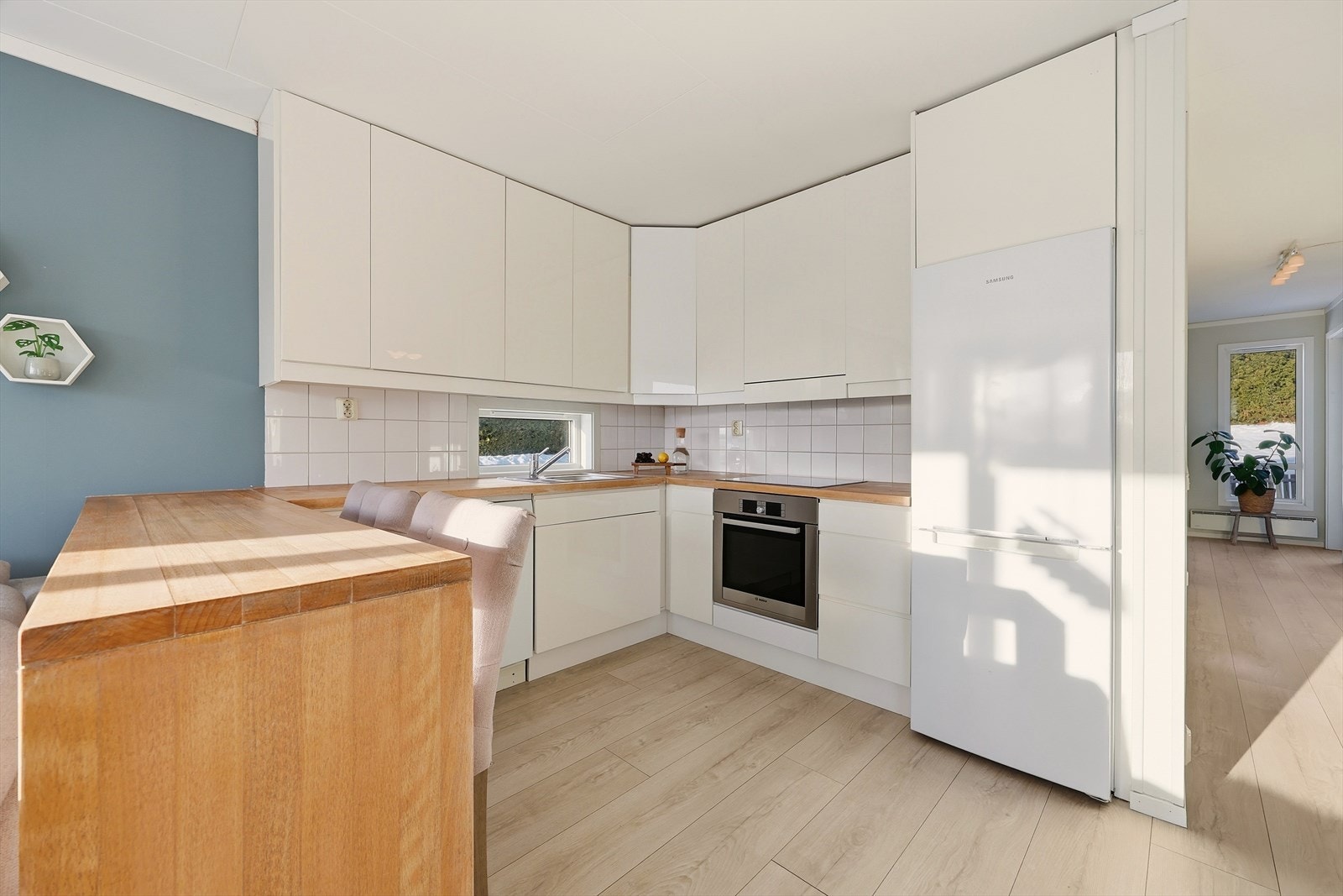 Kjøkkenet er utstyrt med hvitevarer som stekeovn, platetopp, kjøl/fryseskap og oppvaskmaskin Galleribilde