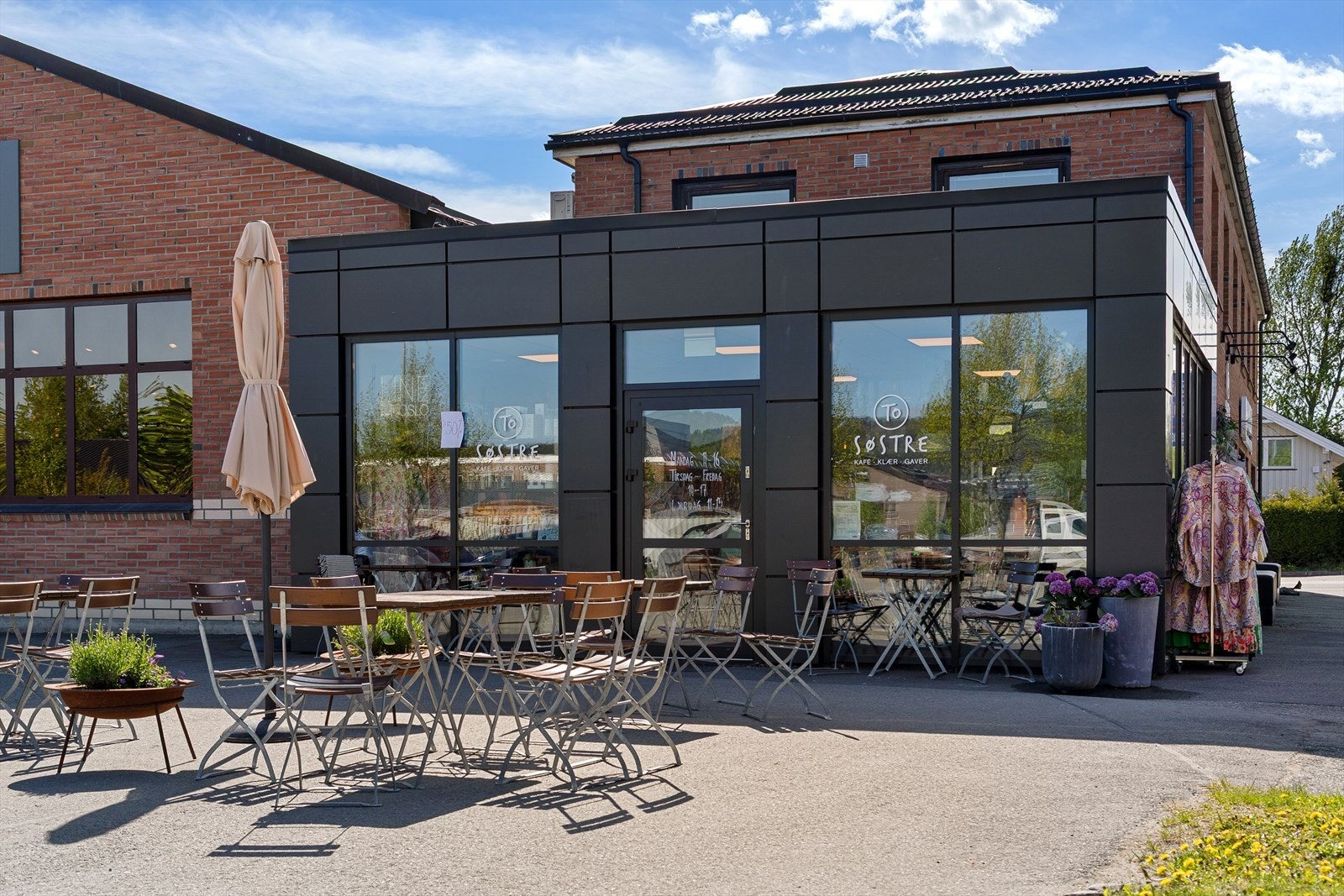 Hos To Søstre kan du nyte en god lunch og den beste kaffen fra Solberg og Hansen, eller du kan gå bananas på shopping av fine klær og interiør du ikke finner over alt. Galleribilde