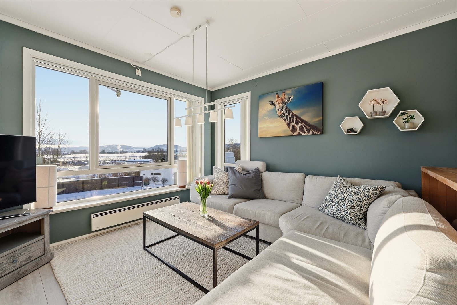 Stuen gir enkelt plass for romslig sofagruppe med tilhørende tv-møblement Galleribilde