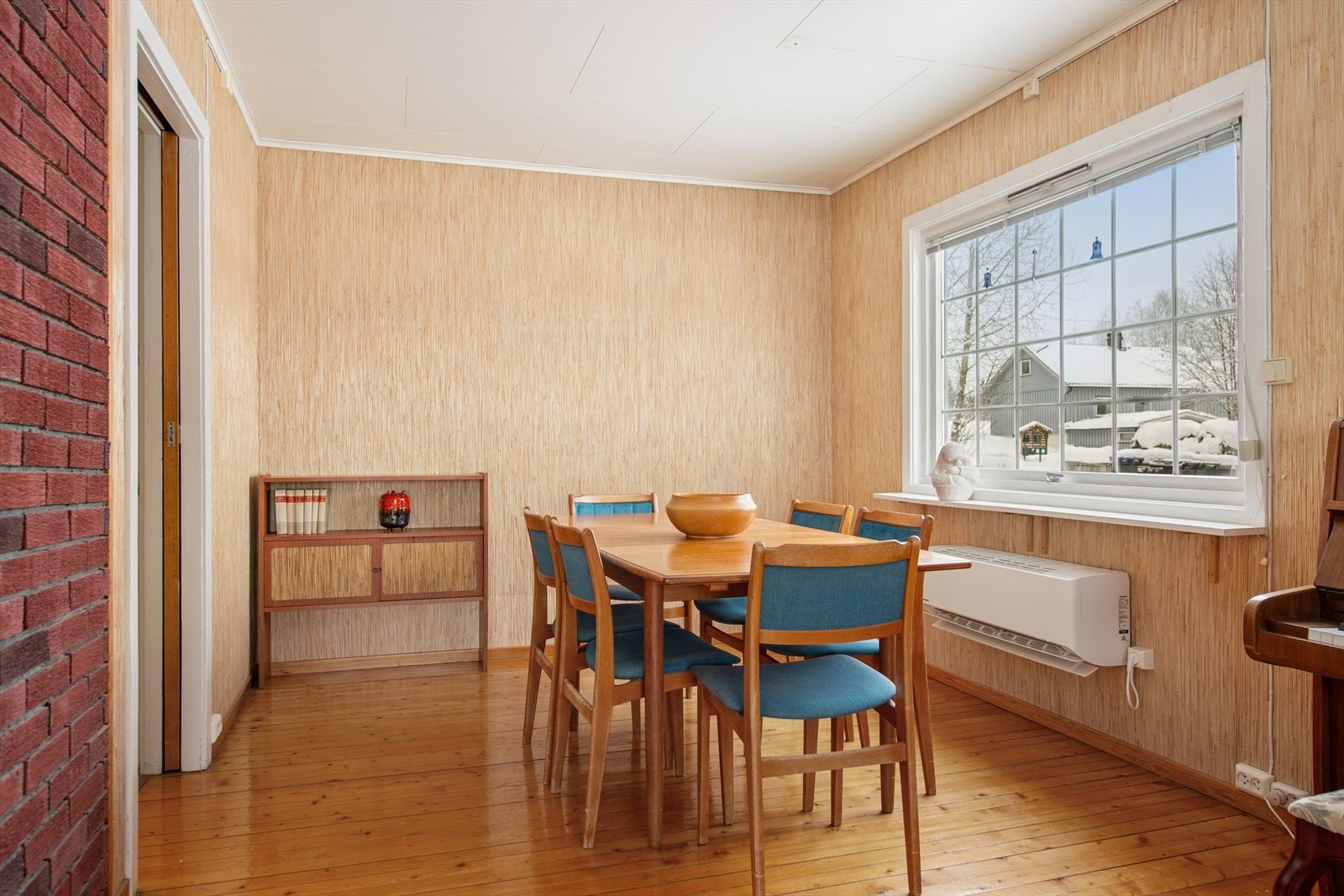 Det ble lagt nye himlingsplater i stue i 1990. Galleribilde