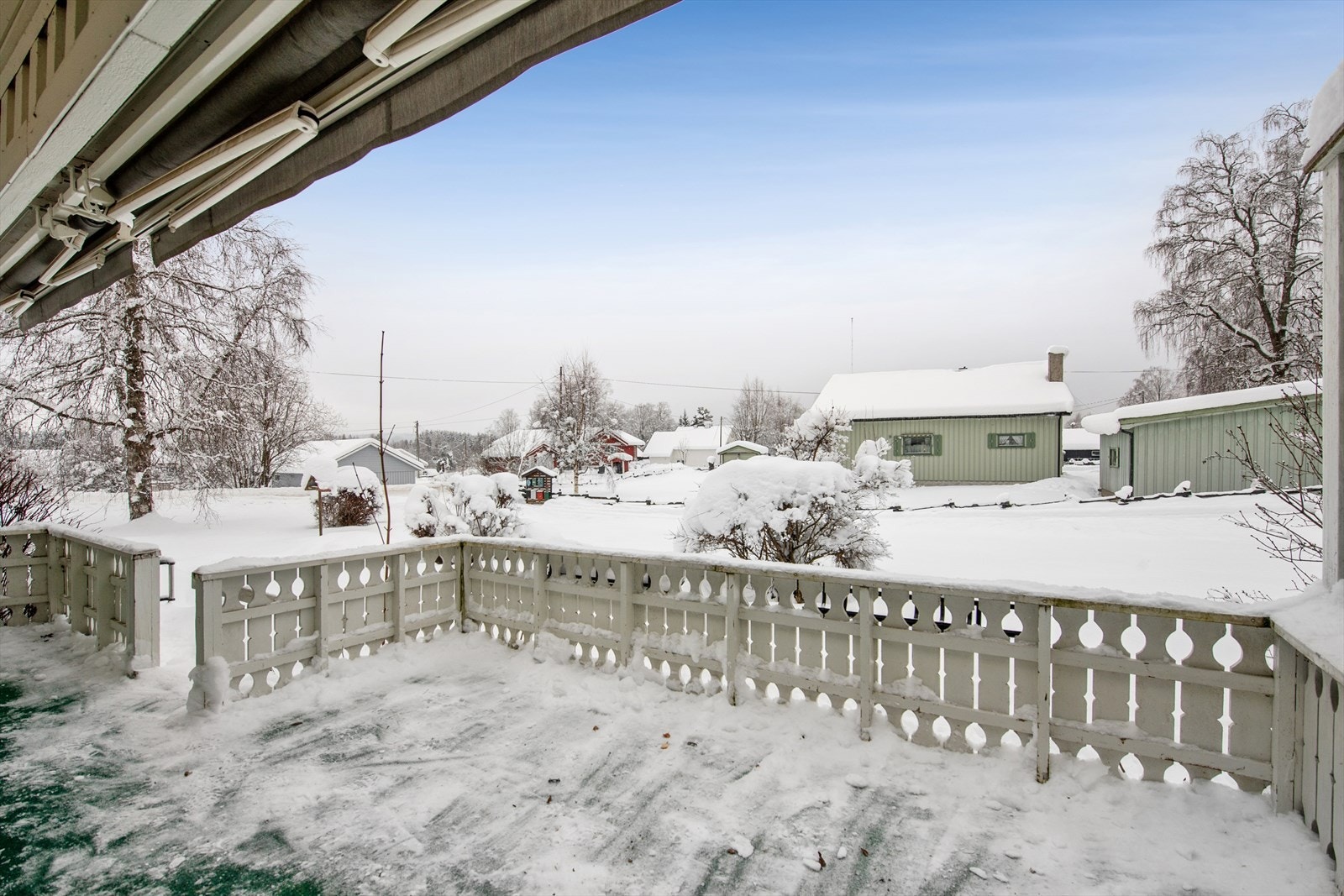 Fra stuen har du direkte utgang til en terrasse på 15 m² - et naturlig samlingspunkt for grilling og varme sommerdager. Galleribilde