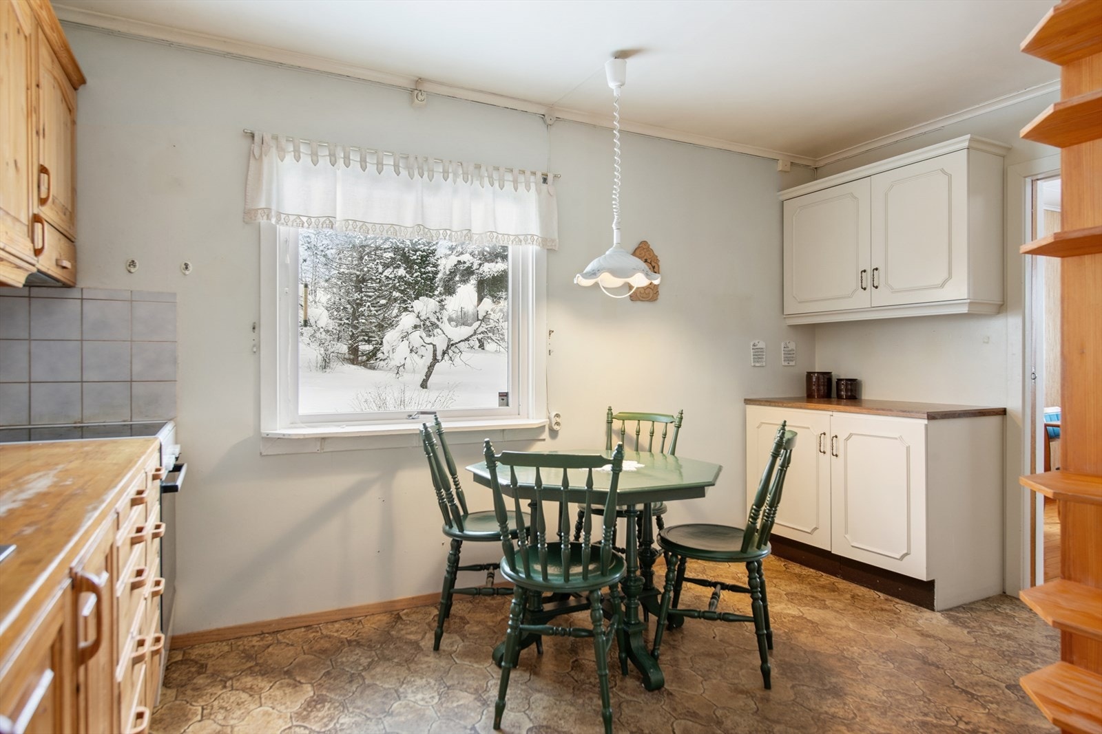 Kjøkkenet har en innredning med laminerte skrog, profilerte fronter og en benkeplate i tre. Galleribilde