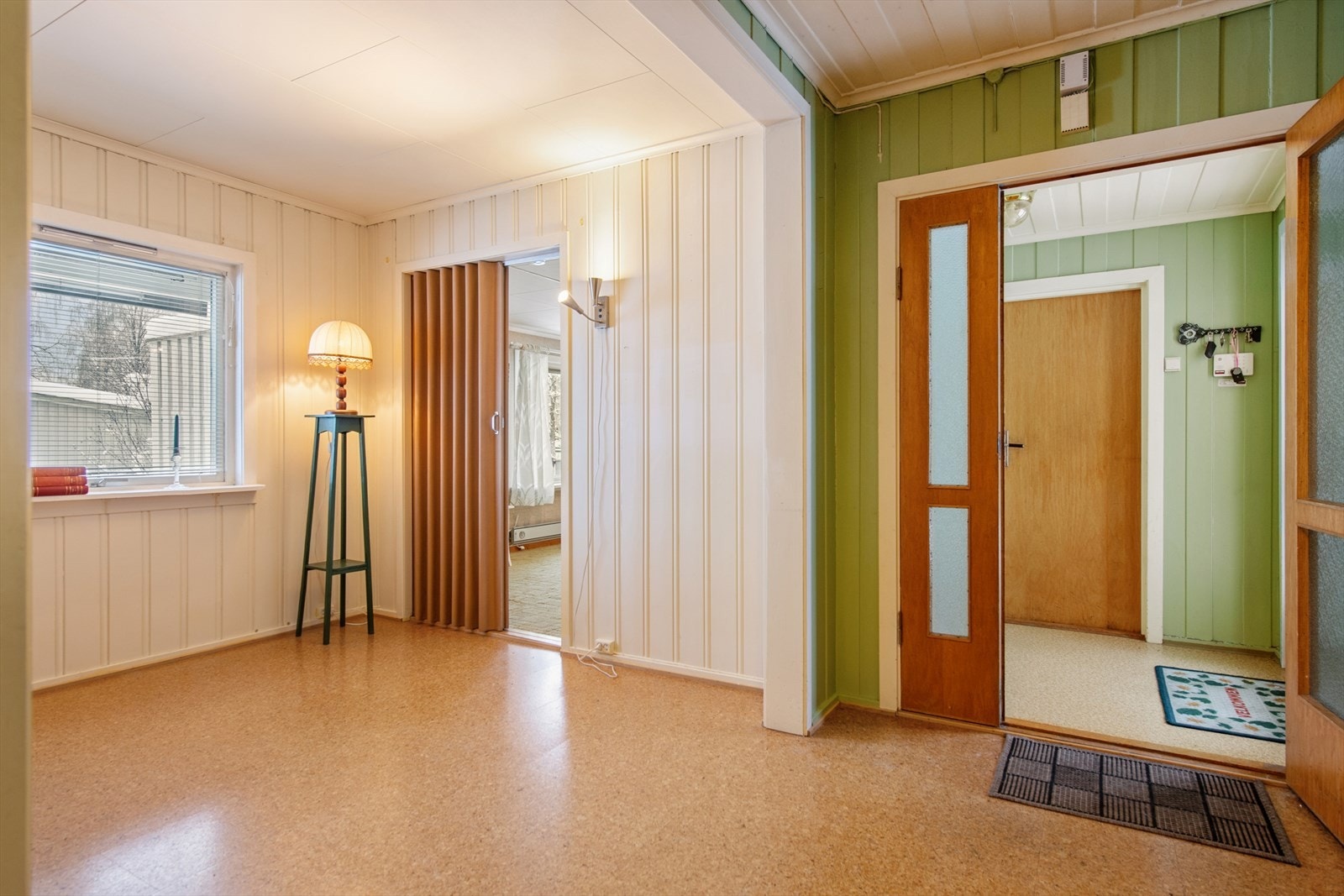 Innvendig møtes du av entré med praktisk tilgang til ett av bod-rommene beliggende i boligens 1. etasje. Galleribilde