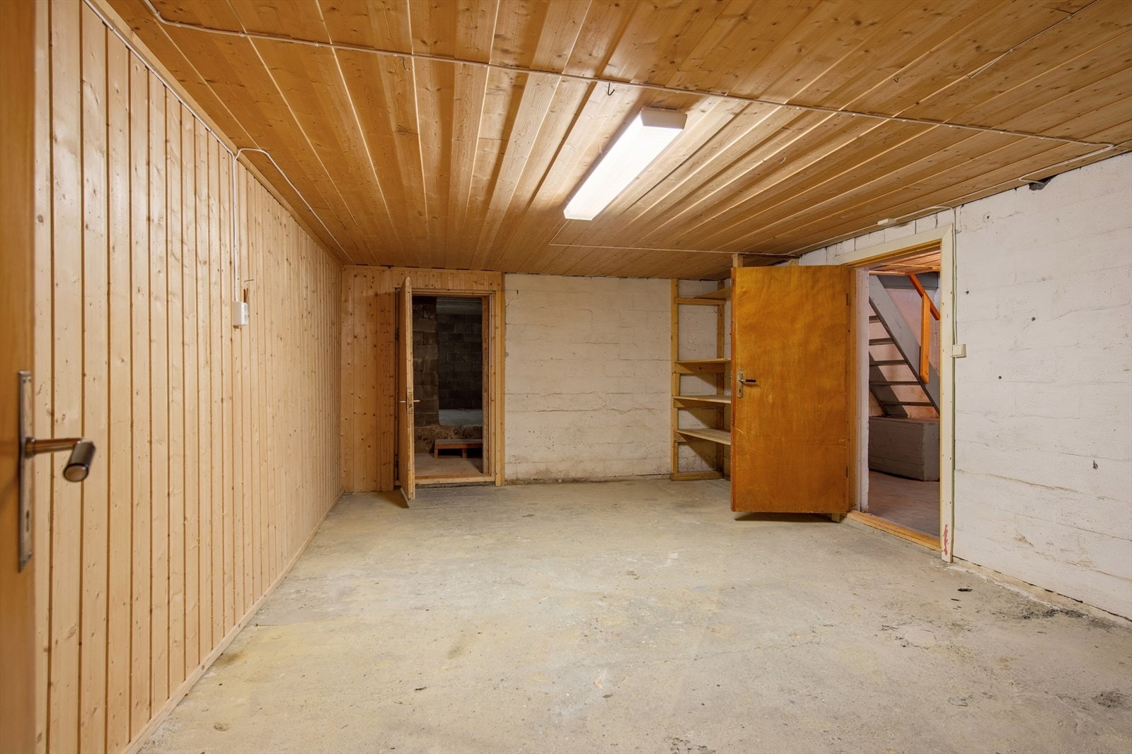 Det er godt med lagringsplass i 2 boder i 1. etasje, flere bod-rom i kjeller og et kaldt loft med gulv. Galleribilde