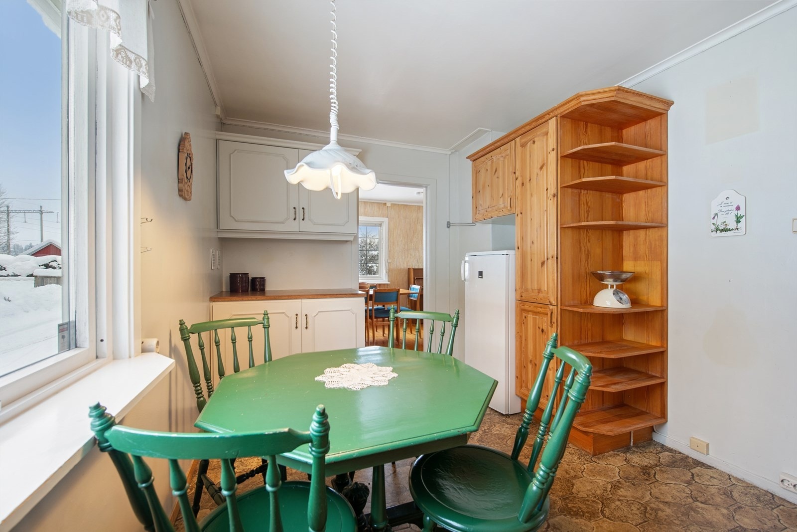 Kjøkken mot spisestue/stue. Galleribilde