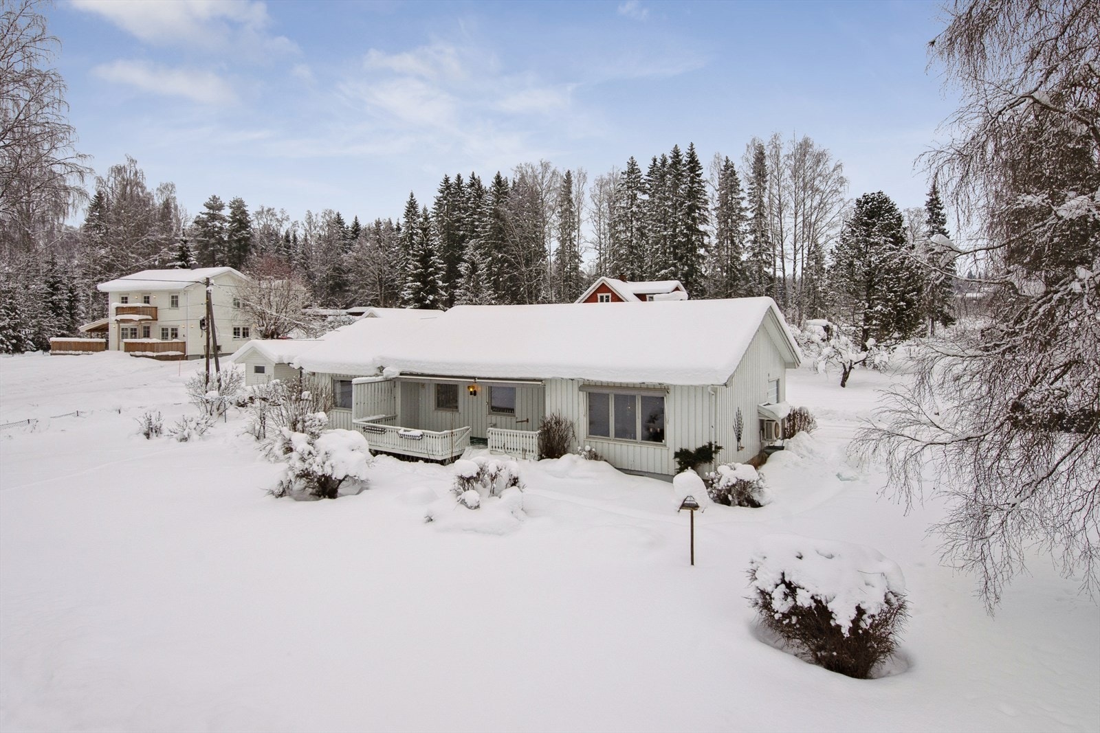 Boligen er omkranset av en romslig hage Galleribilde