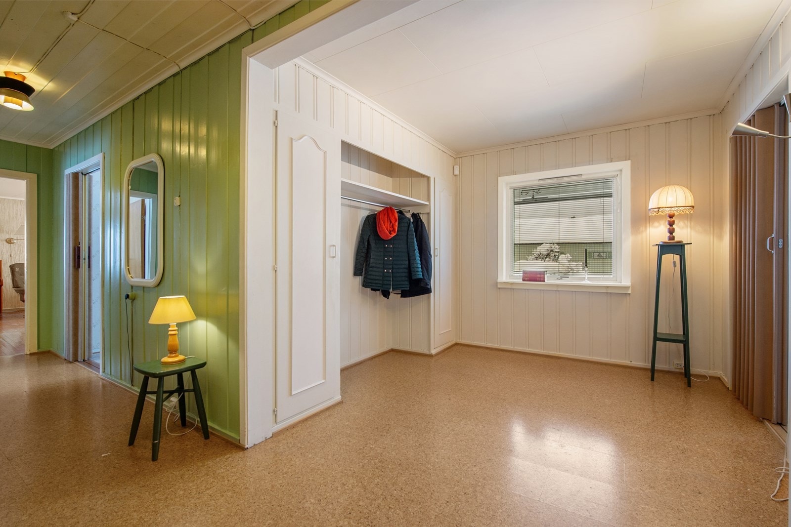 Det er plassbygde garderobeskap både i entré og gang, noe som gir gode oppbevaringsmuligheter. Galleribilde