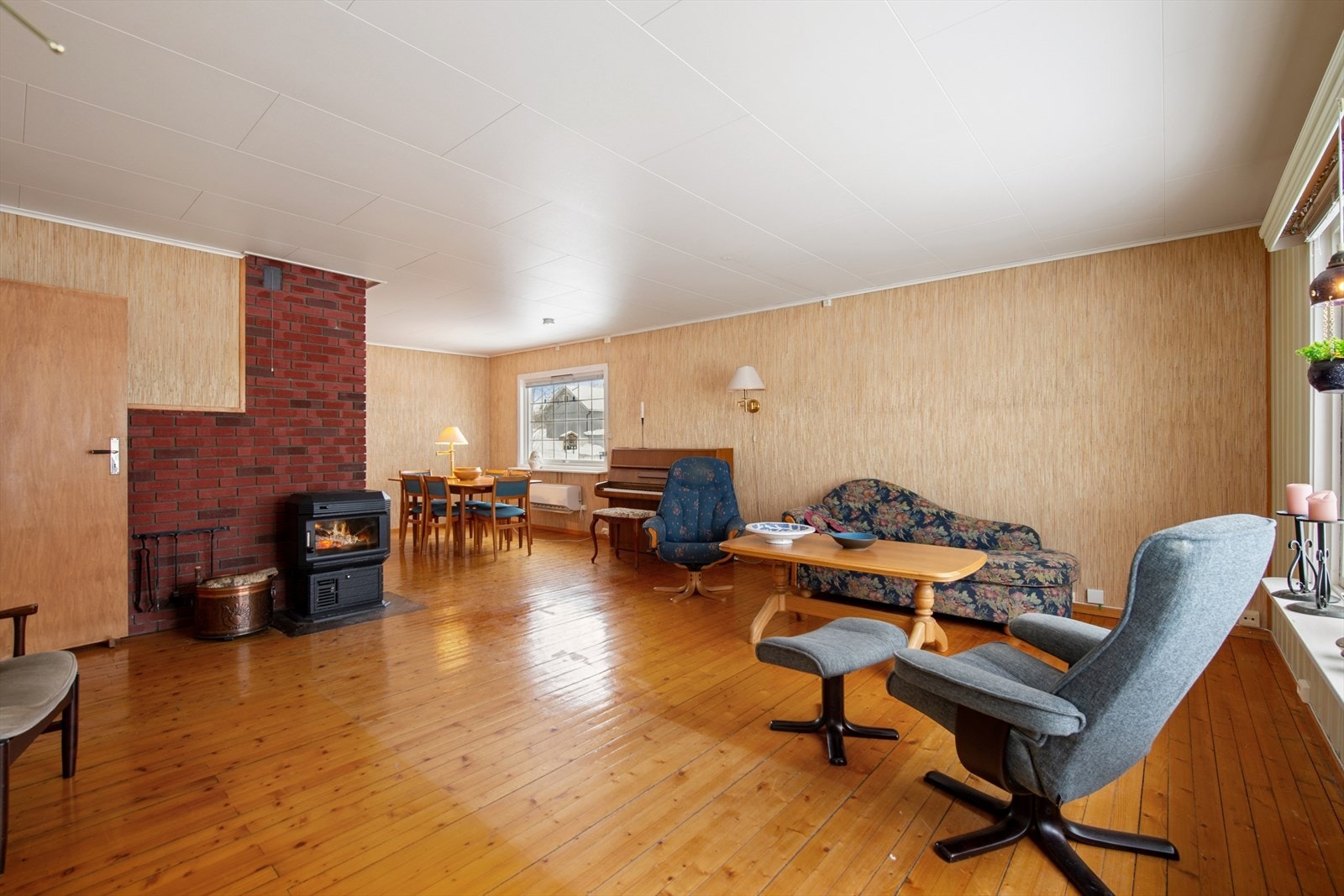 Vinkelformet løsning som også gir gode muligheter for å danne de ulike møbleringssoner. Galleribilde