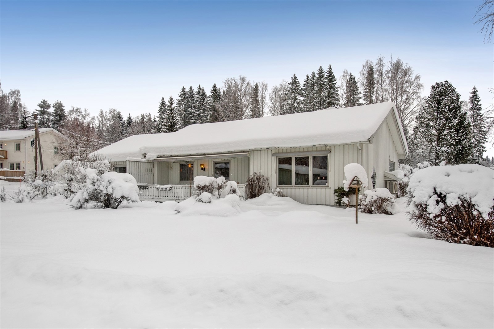 Eiendommen byr på en romslig, eiet tomt som er både flat og pent opparbeidet med plen og beplantning - ideelt for lek, hageglede eller avslapning i rolige omgivelser. Galleribilde