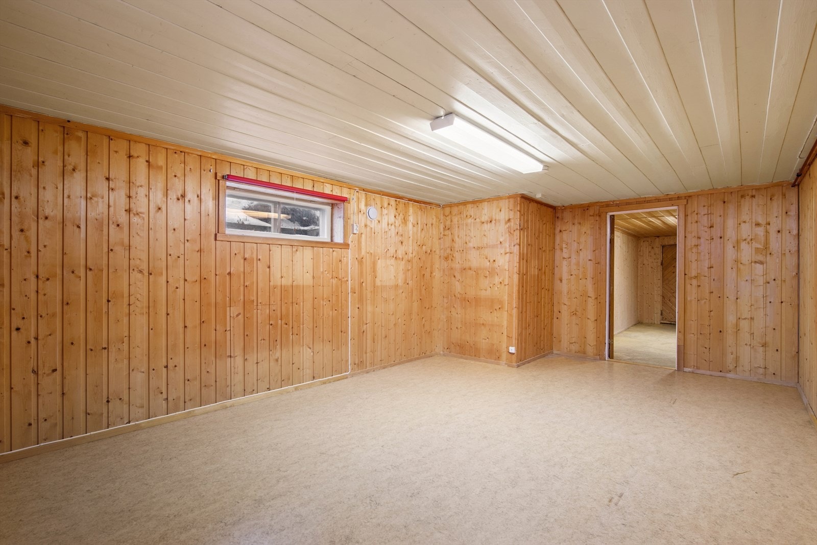 Rom i kjeller er innredet etter byggeår, dette er mest sannsynlig ikke bruksendret i kommunen. Deler av kjeller er ikke måleverdig grunnet lav takhøyde. Det er påvist avvik i rømningsvei fra det som har vært benyttet som stue i kjeller. Galleribilde