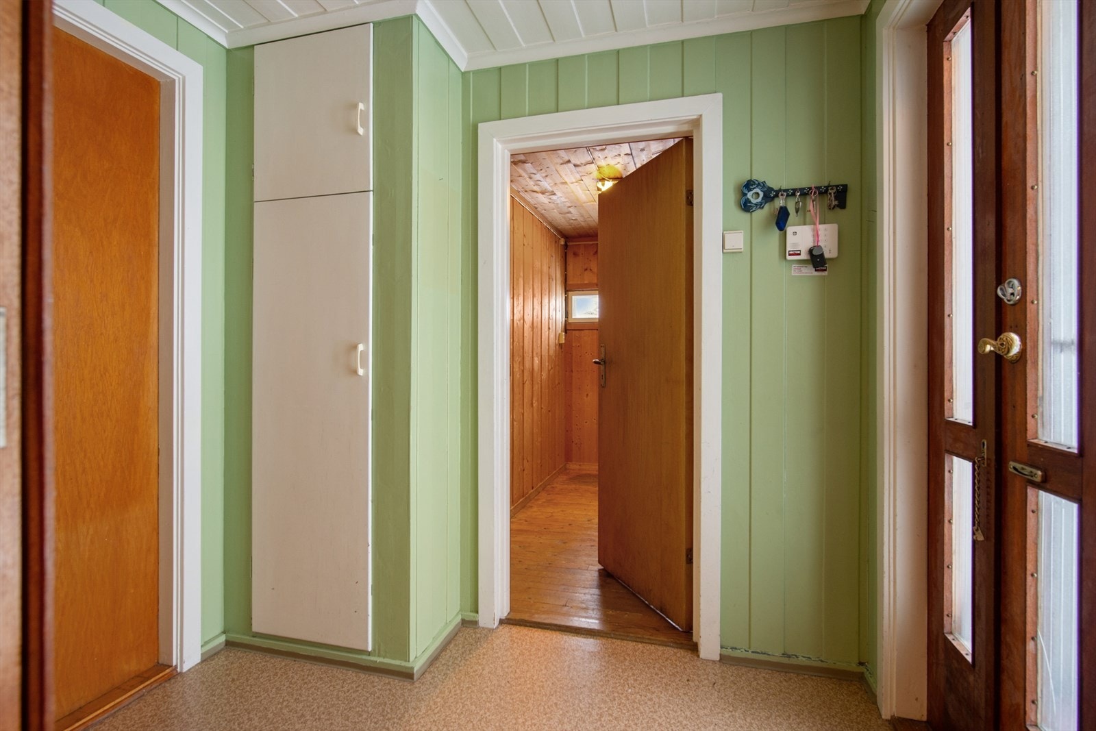 Entré med tilgang til ett av de to bod-rommene i boligens 1. etasje. Galleribilde