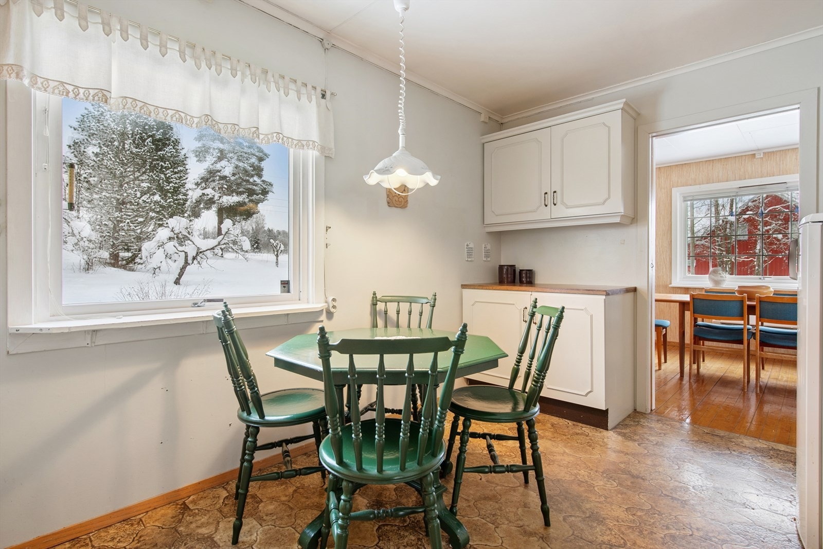 Kjøkken med plass til ekstra spisegruppe om ønskelig. Galleribilde