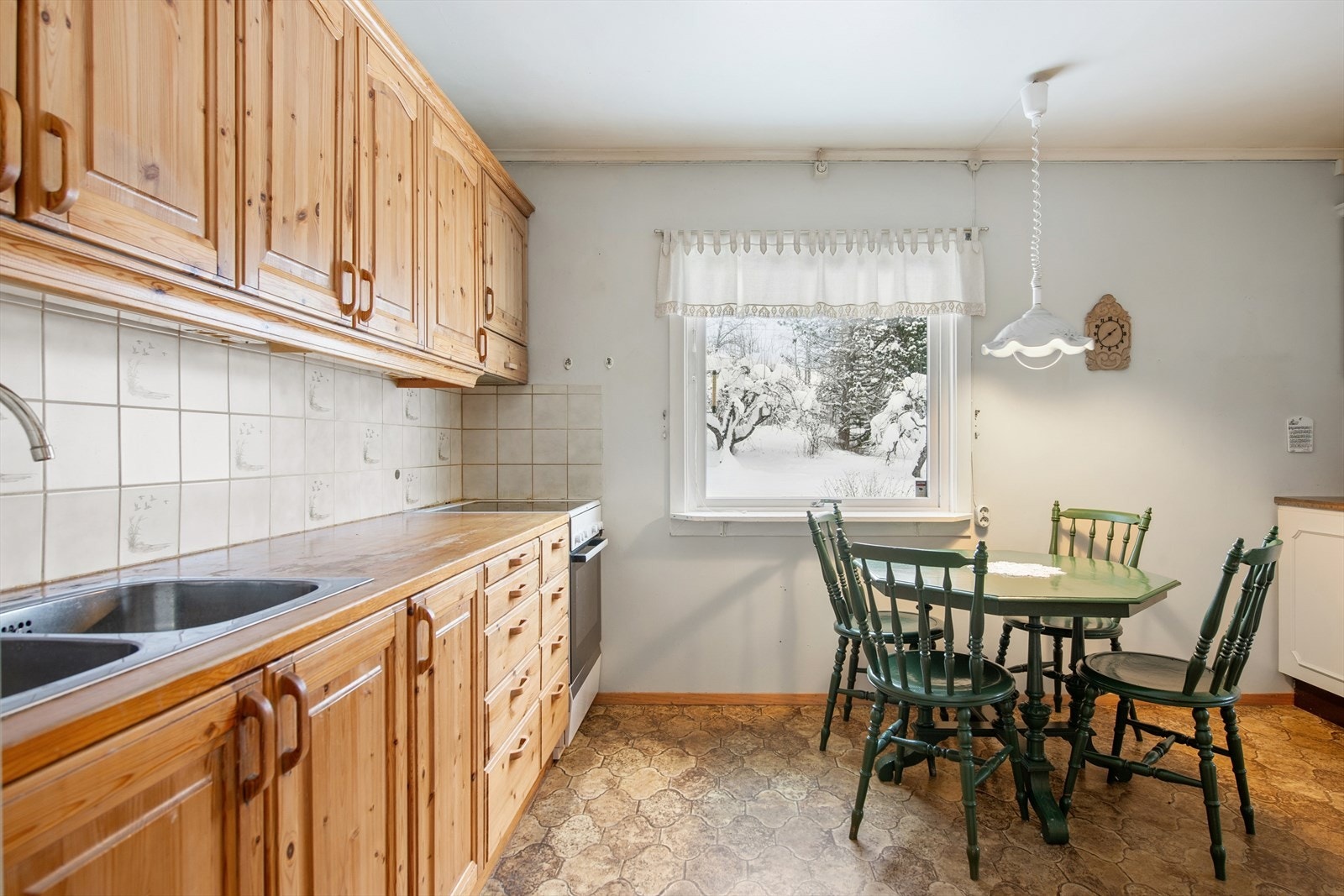 Over benkeplaten er det flislagt, og det er montert belysning over deler av arbeidsflaten. Galleribilde