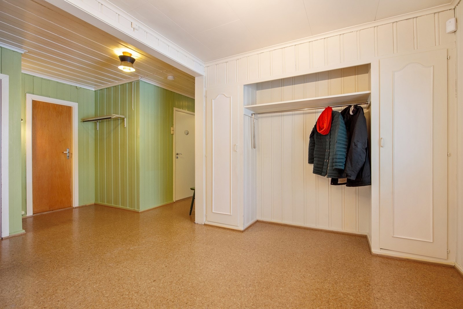 I gangen finner du i tillegg en praktisk nisjeløsning med hattehylle og garderobestang - perfekt for en funksjonell og organisert hverdag. Galleribilde