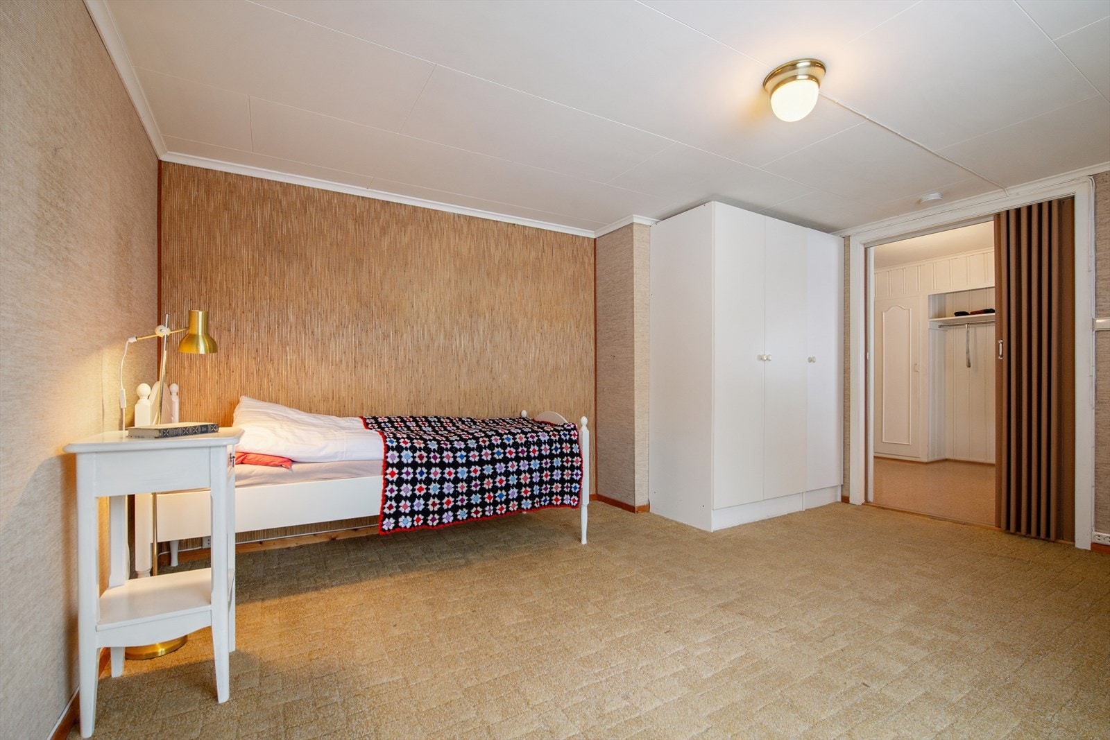 Ett av rommene har frittstående garderobeskap og skyvedør. Galleribilde