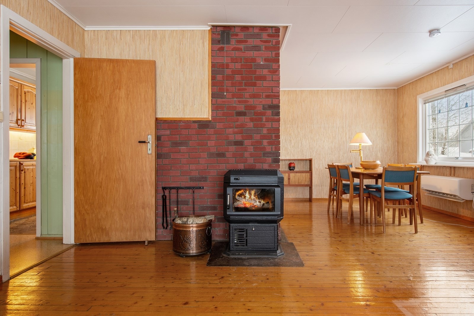 I rommet er det ildsted, i tillegg til varmepumpe som ble montert i 2021. Service på varmepumpe ble utført i 2025. Galleribilde