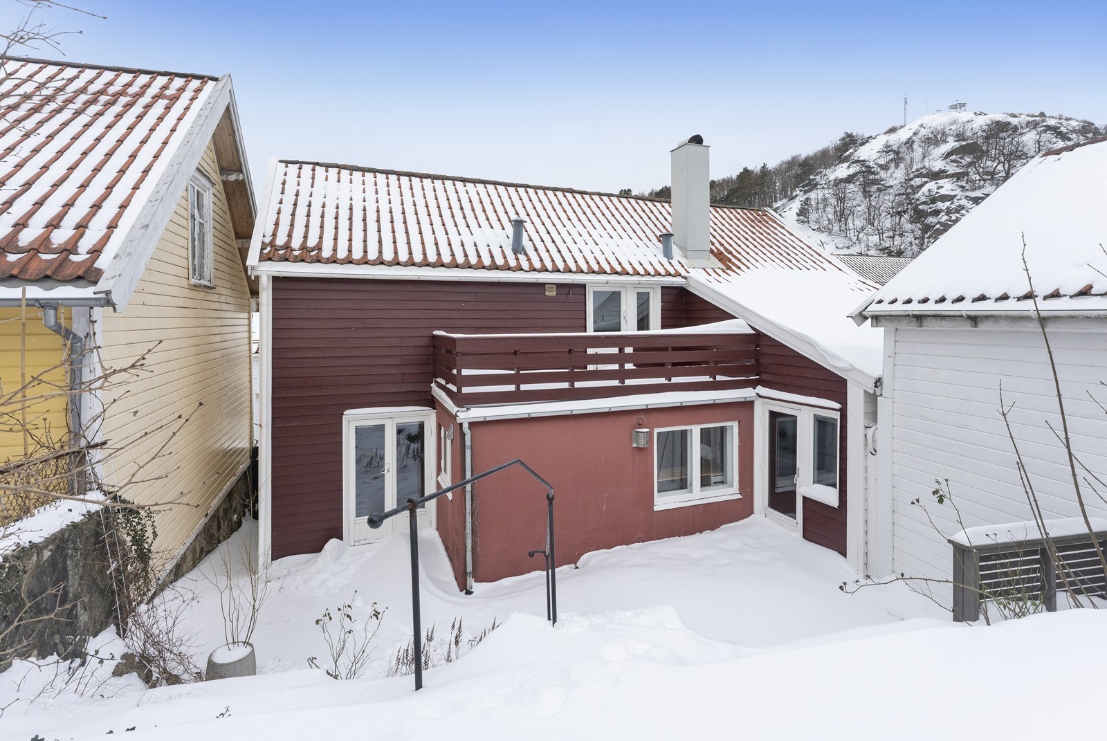 Uteplass av god størrelse, solrikt og lunt. Galleribilde