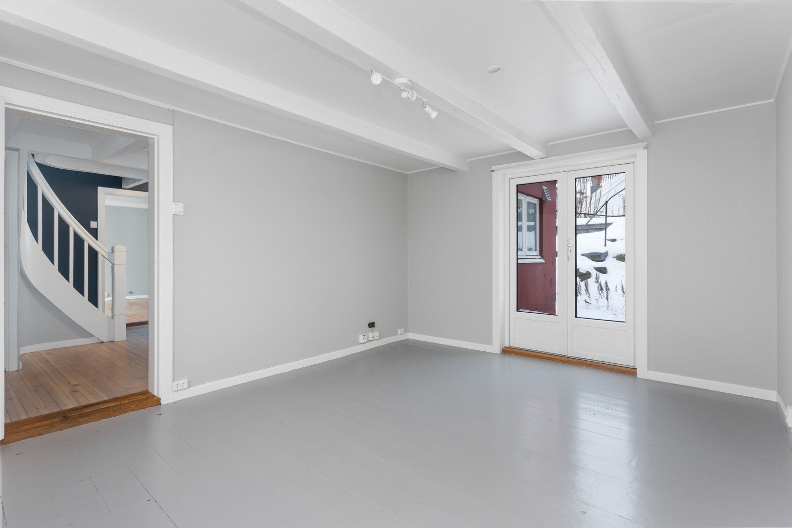 Lys og åpen stue med adkomst til hagen. Galleribilde