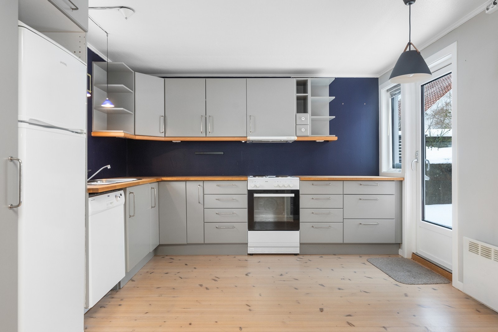 Fra kjøkkenet er det også
utgang til hagen. Galleribilde